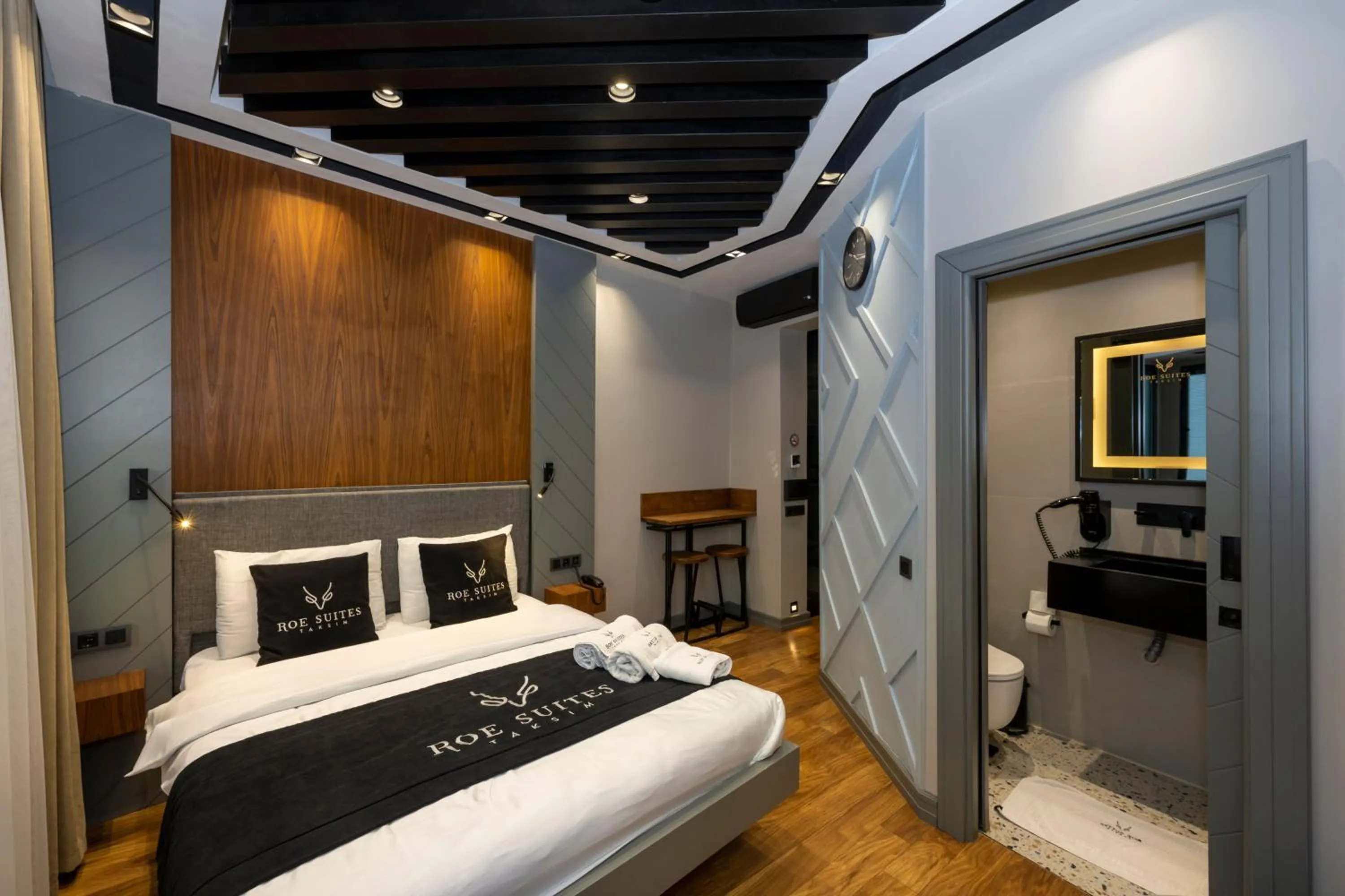 Bed in Roe Suite Hotel - TAKSIM