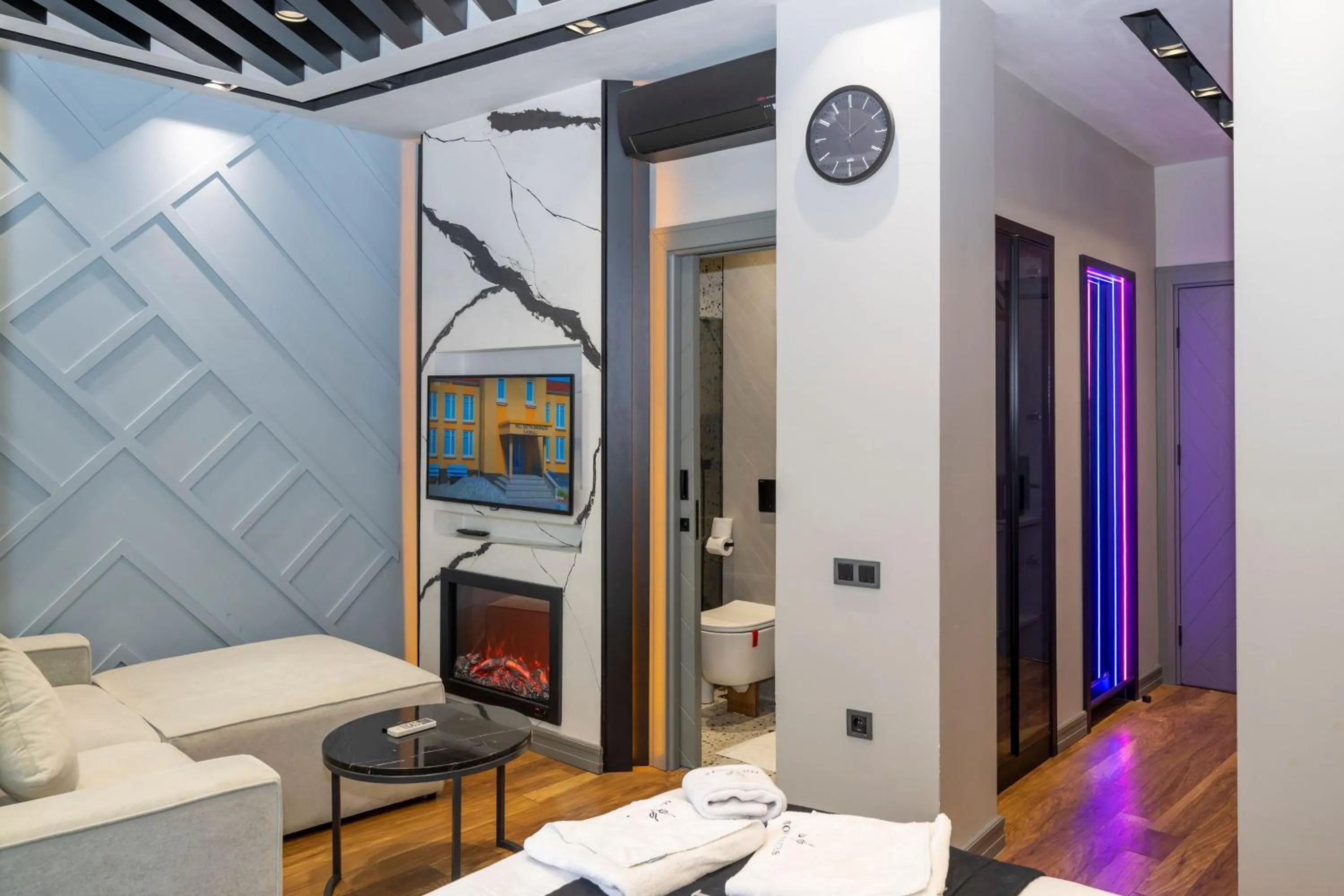 TV and multimedia, Bed in Roe Suite Hotel - TAKSIM