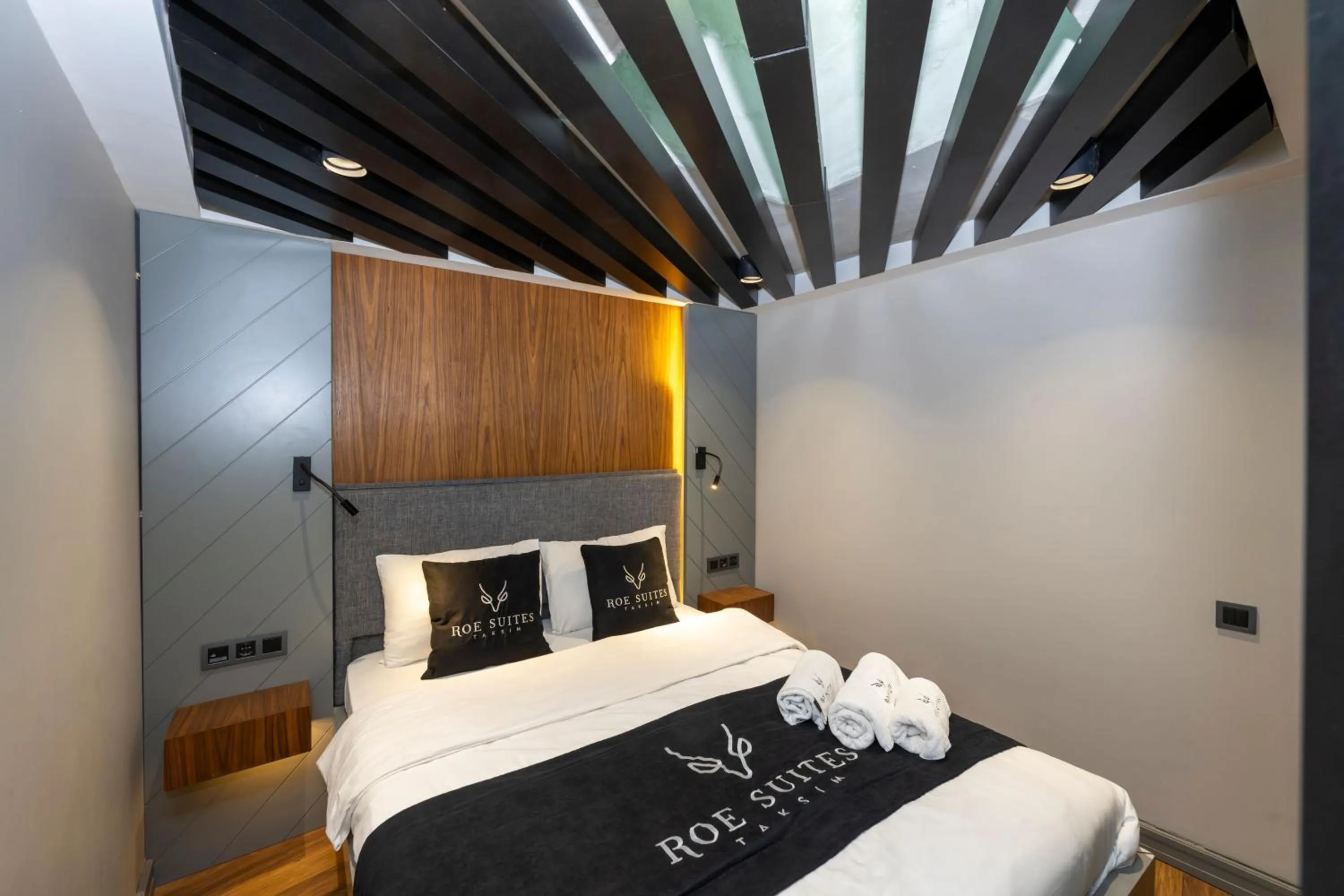 Bed in Roe Suite Hotel - TAKSIM