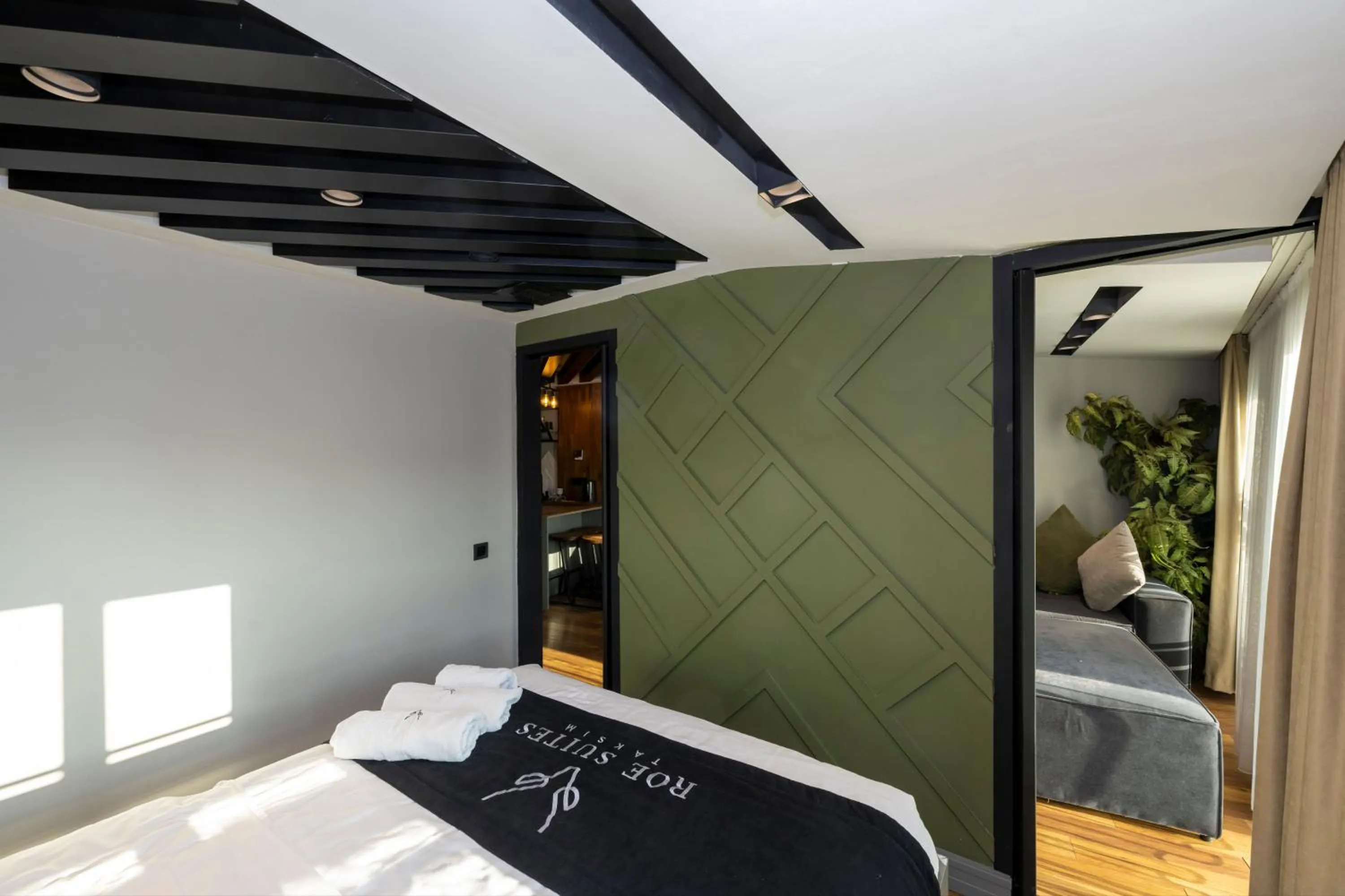 Bed in Roe Suite Hotel - TAKSIM