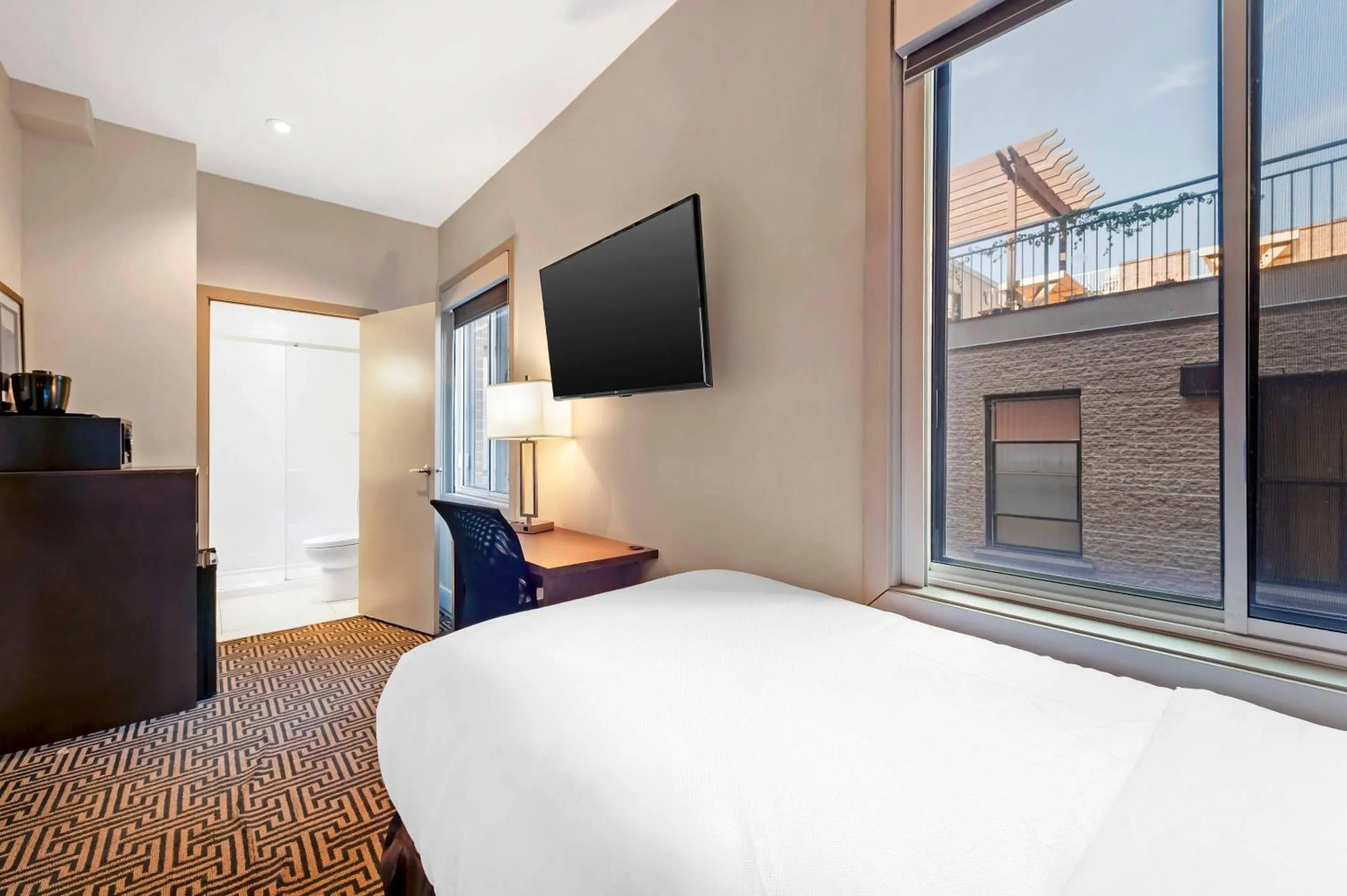 Bedroom, Bed in Quality Inn Centre-Ville