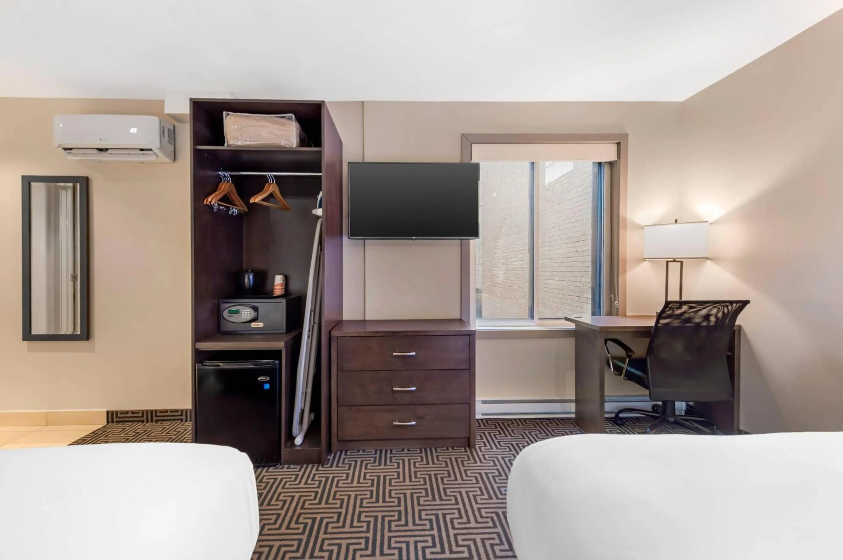 Bedroom, Bed in Quality Inn Centre-Ville