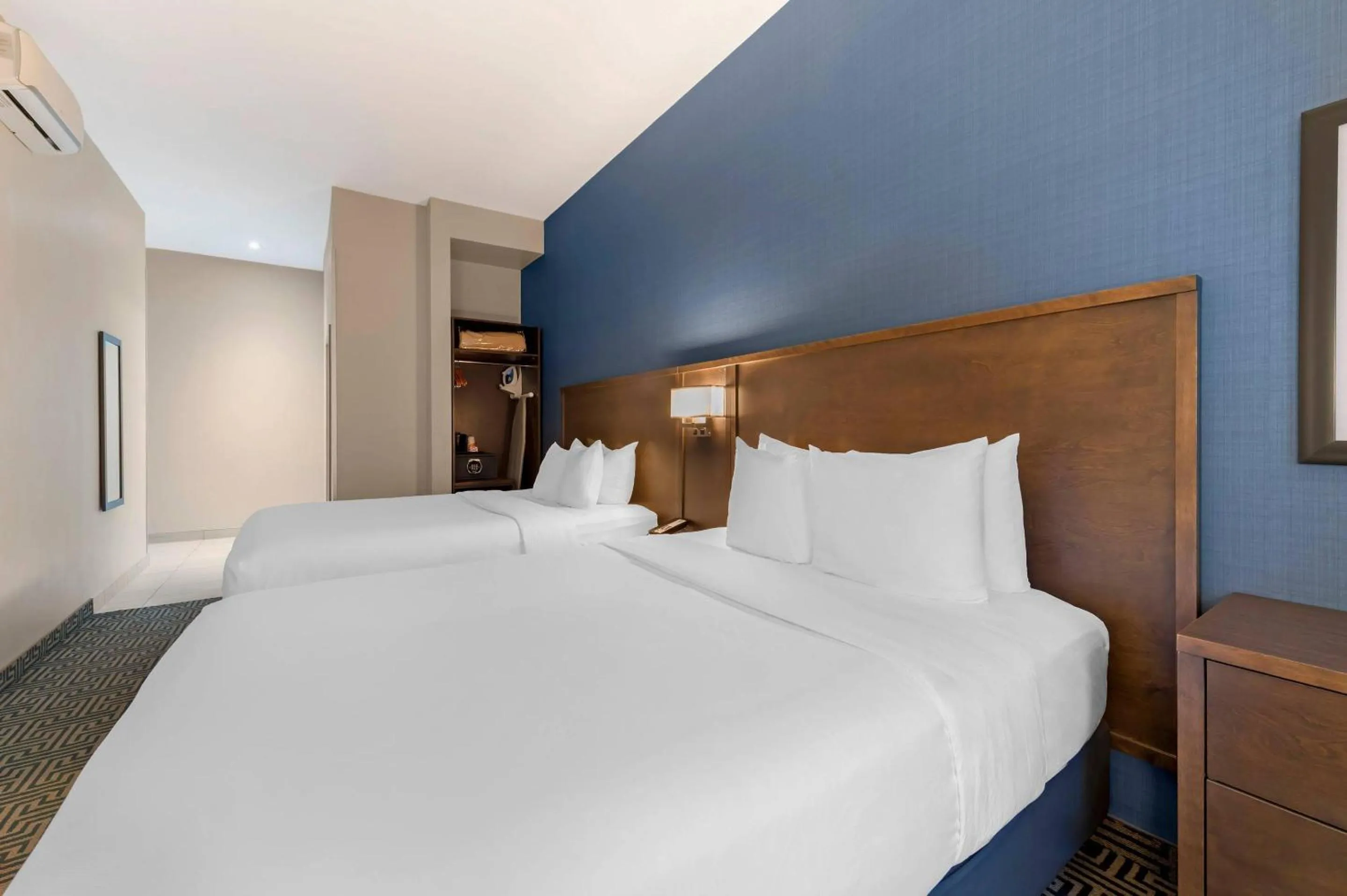 Bedroom, Bed in Quality Inn Centre-Ville