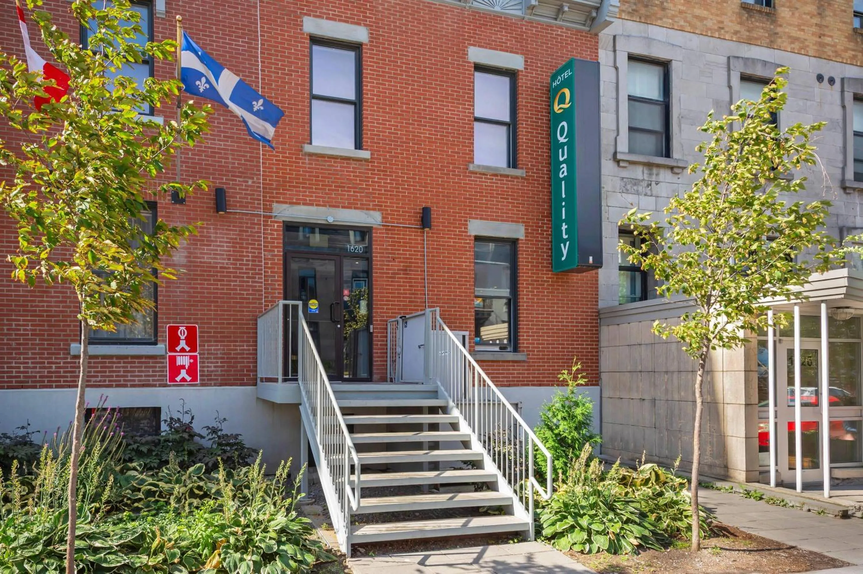 Property building in Quality Inn Centre-Ville