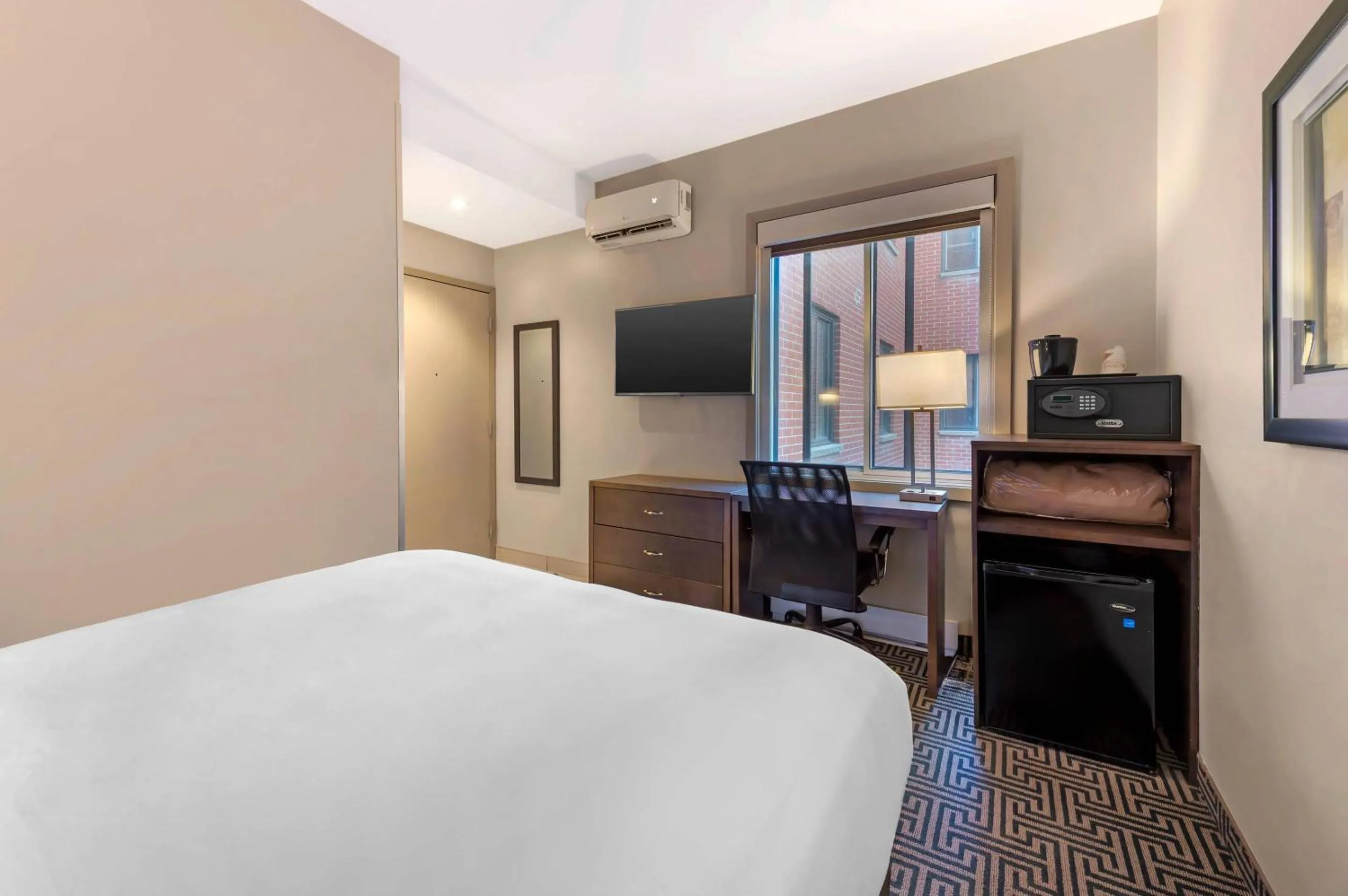 Bedroom, Bed in Quality Inn Centre-Ville