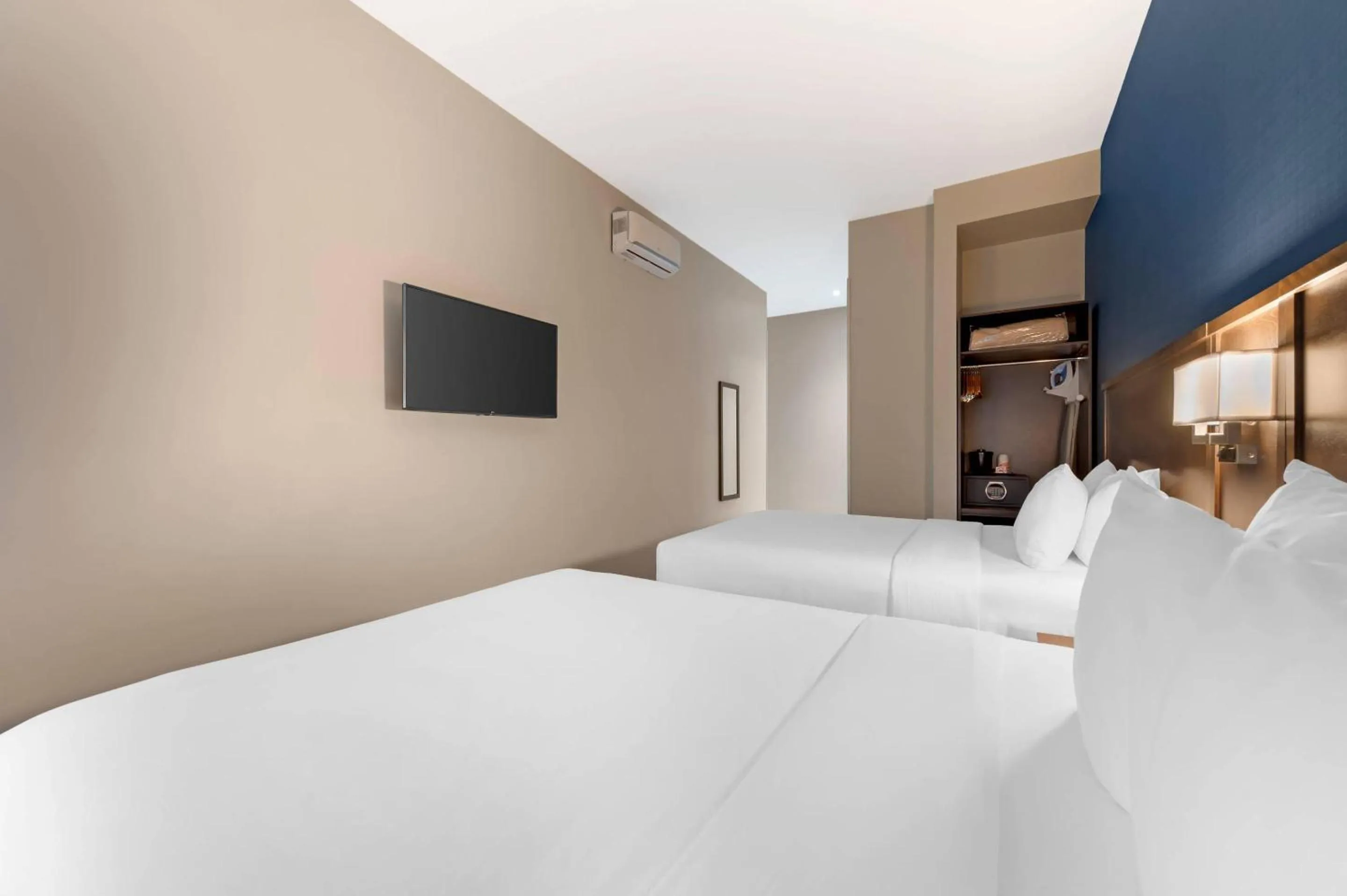 Bedroom, Bed in Quality Inn Centre-Ville