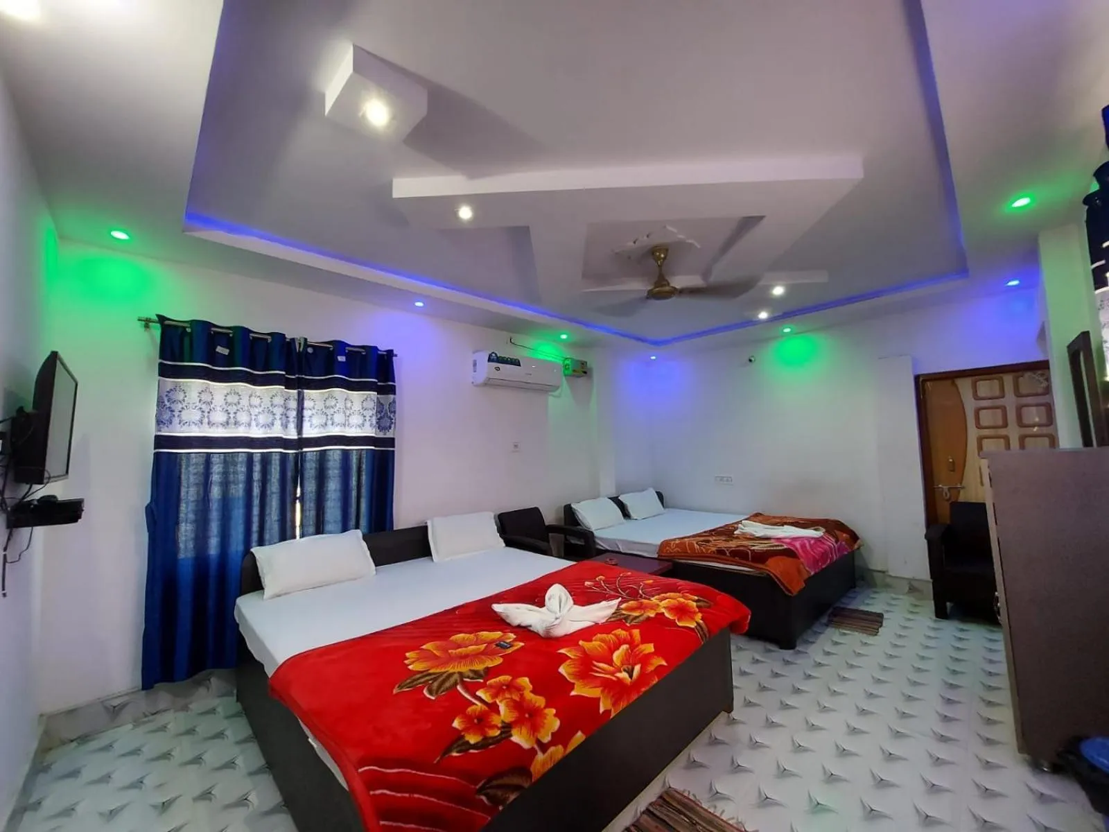 TV and multimedia in Swastik Resort Tajpur