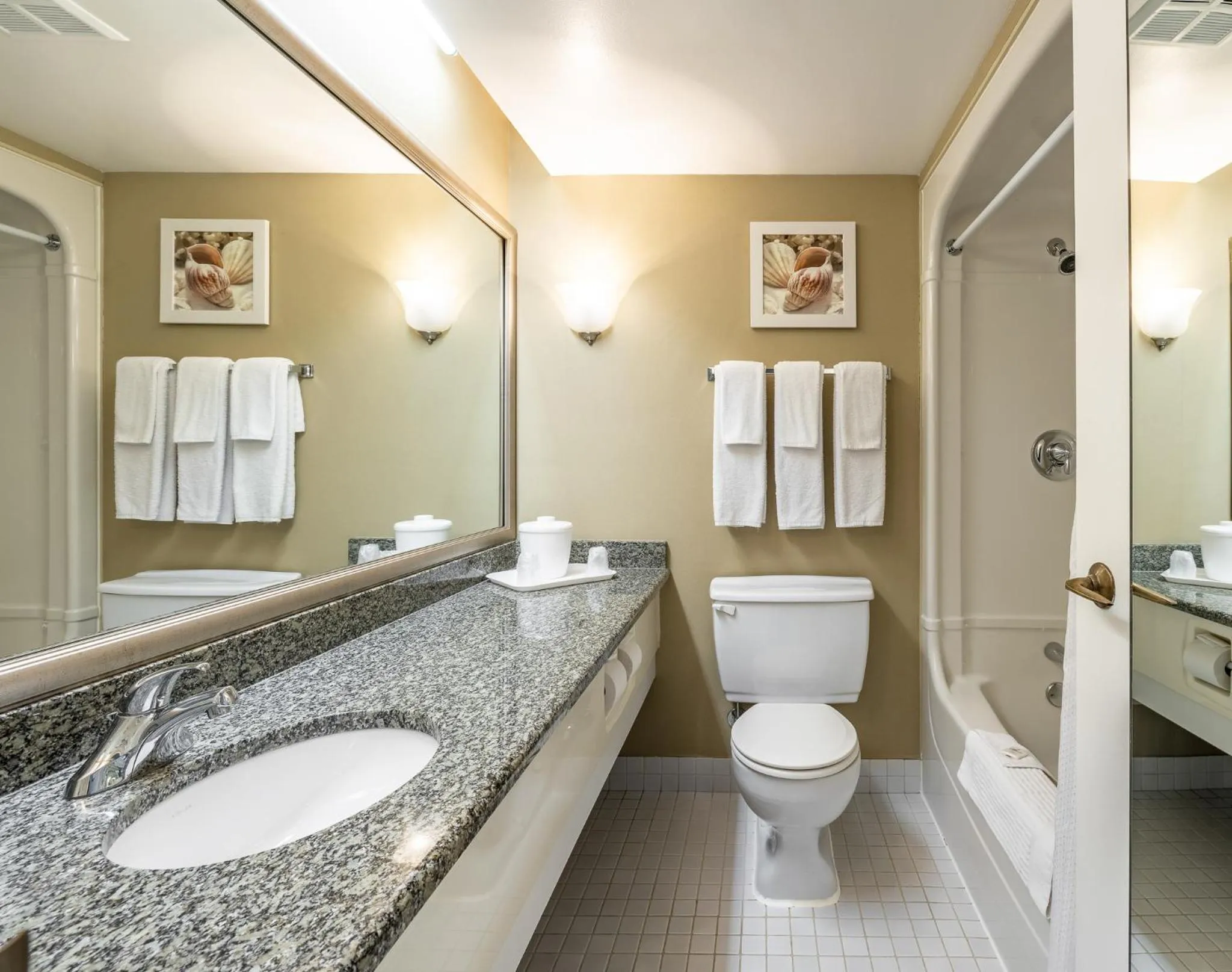 Bathroom in Hôtel WelcomInns