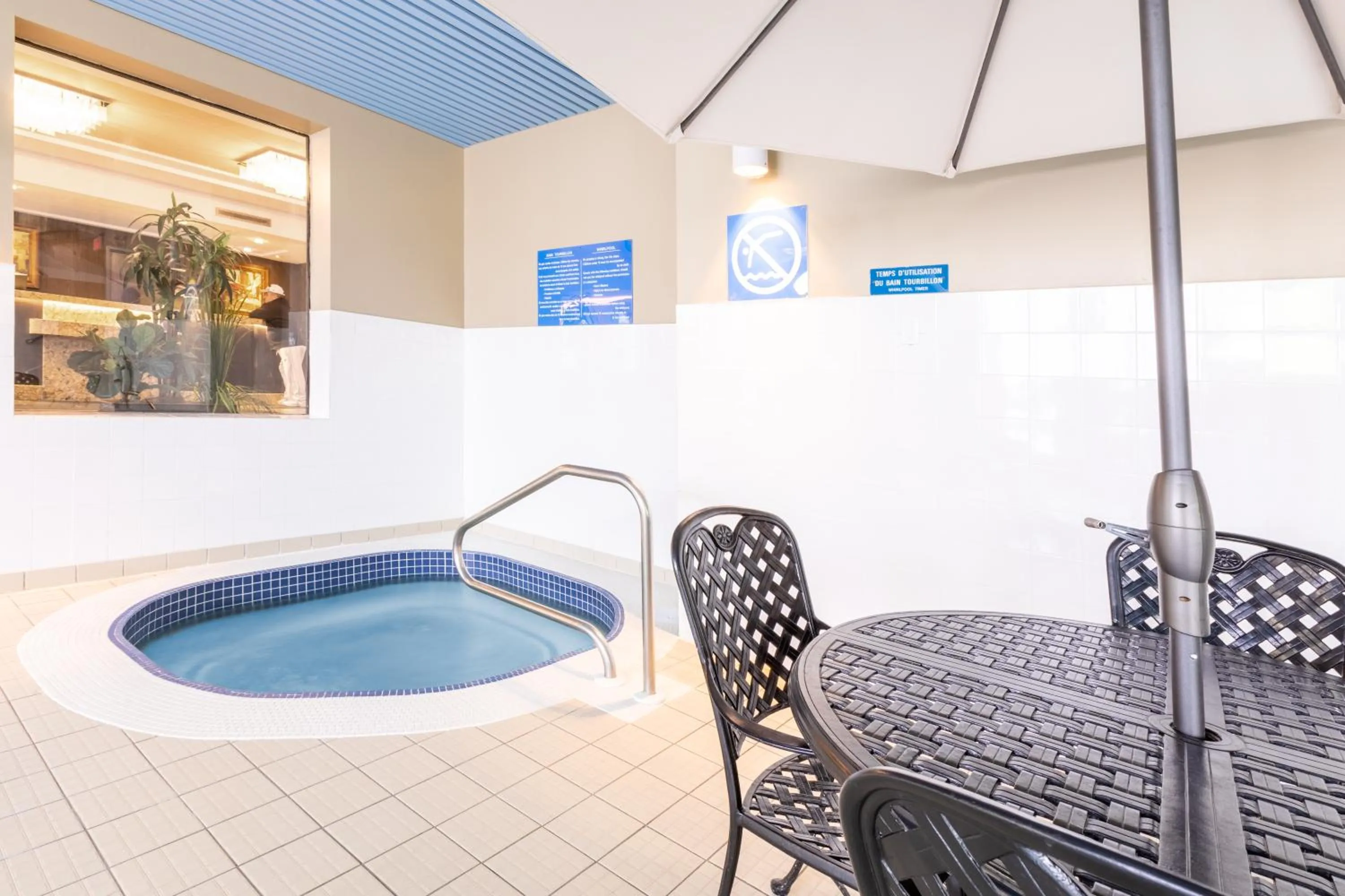 Swimming pool in Hôtel WelcomInns