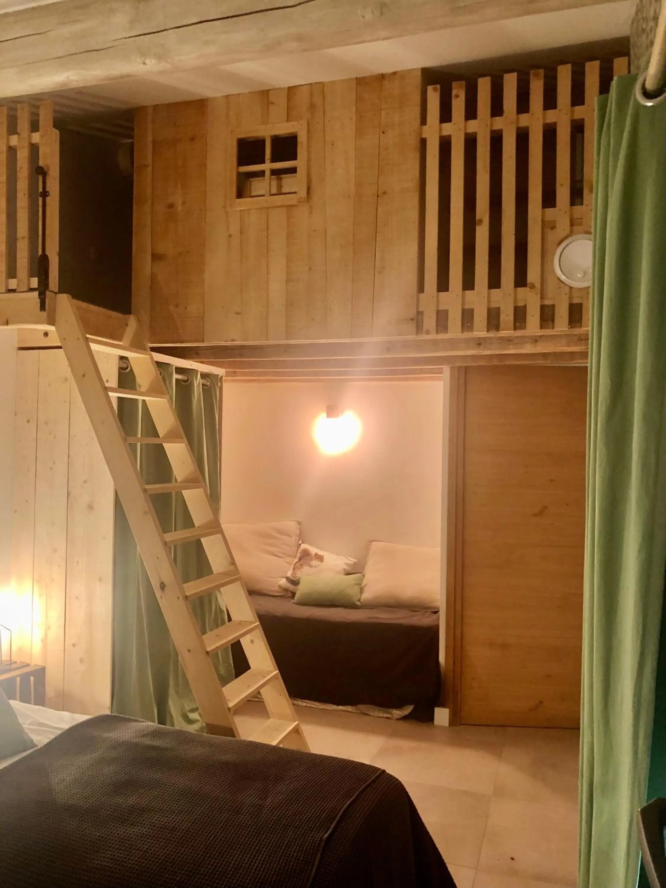 Photo of the whole room in la Tour Carrée