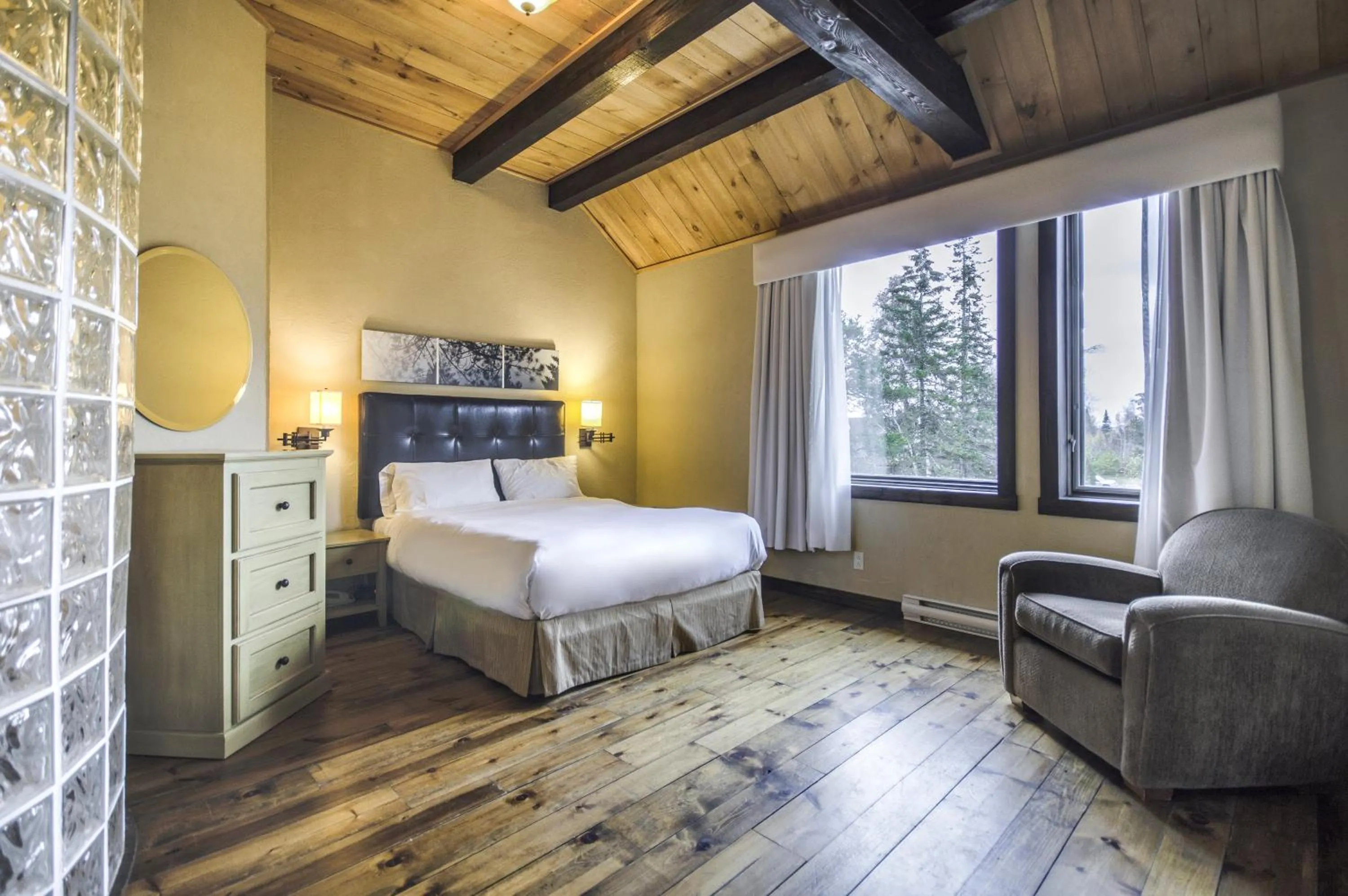 Bed in Auberge du Lac Taureau et Condos