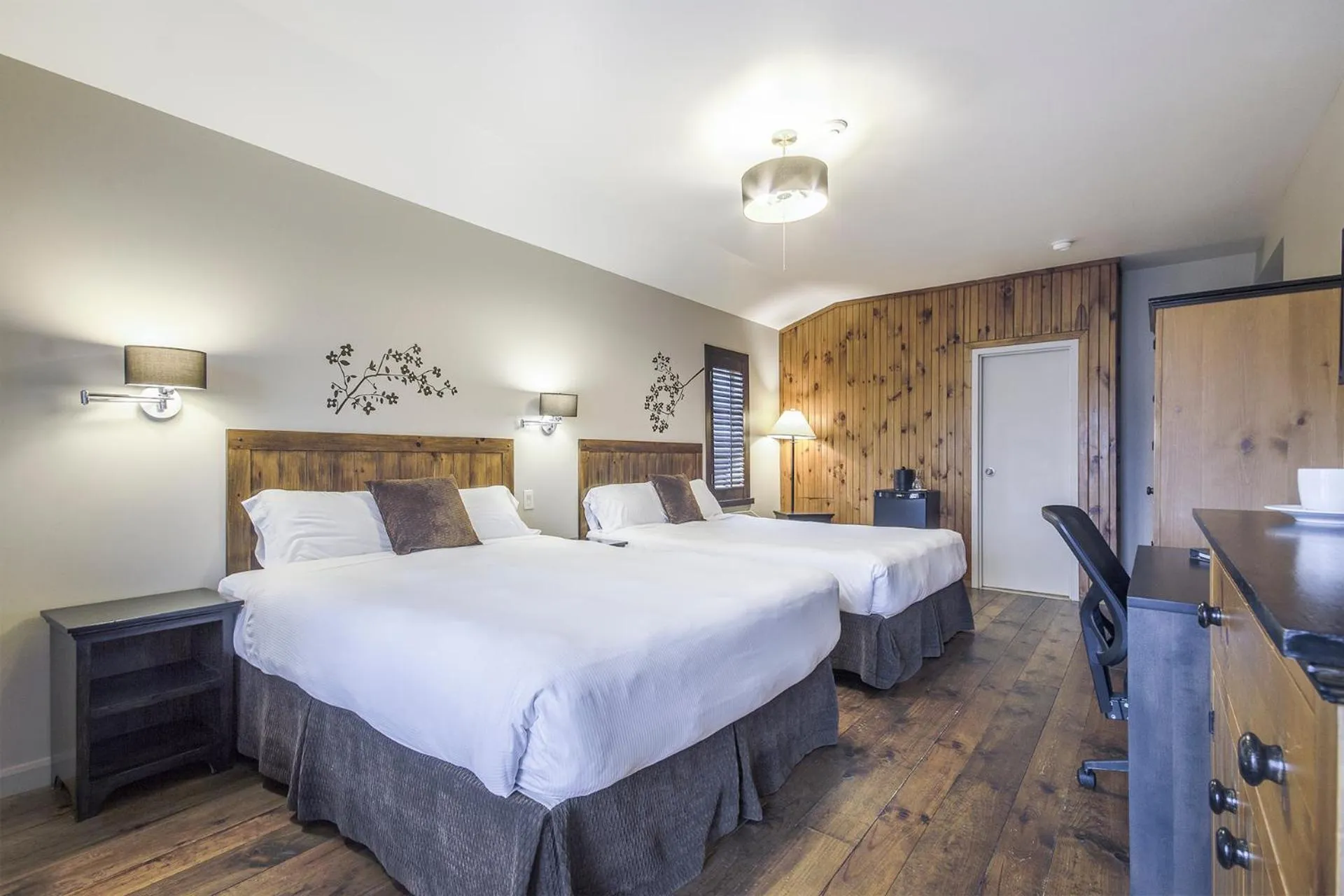 Photo of the whole room, Bed in Auberge du Lac Taureau et Condos