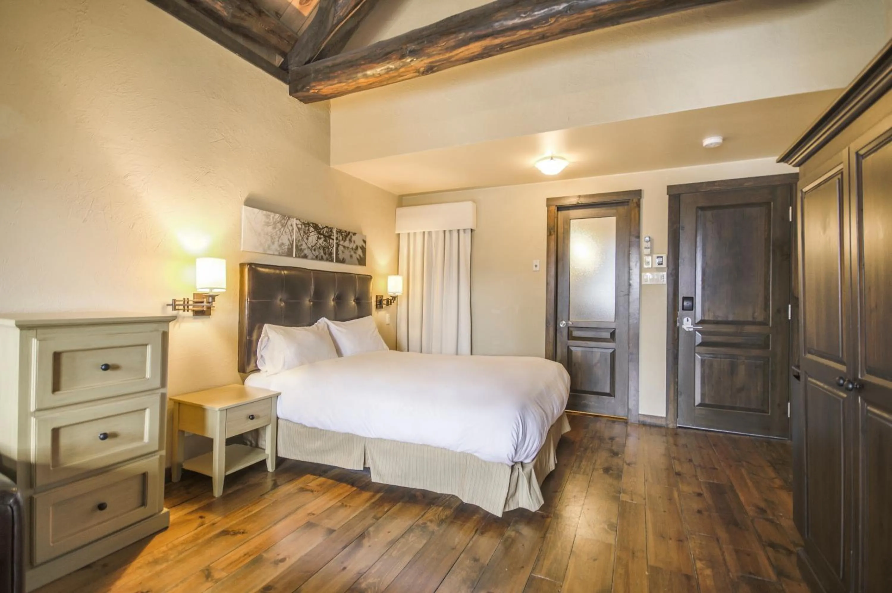 Bed in Auberge du Lac Taureau et Condos