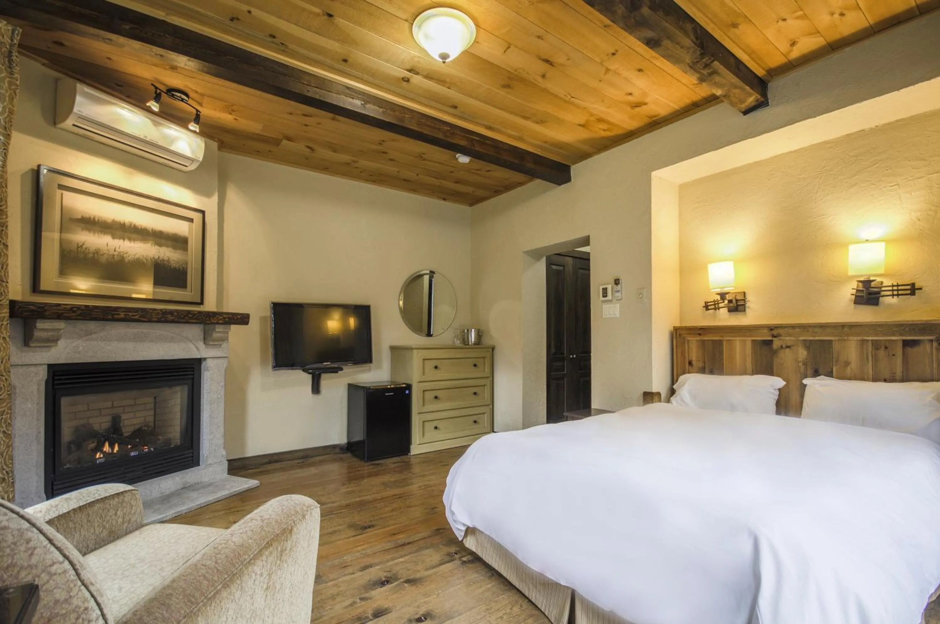 Bed in Auberge du Lac Taureau et Condos