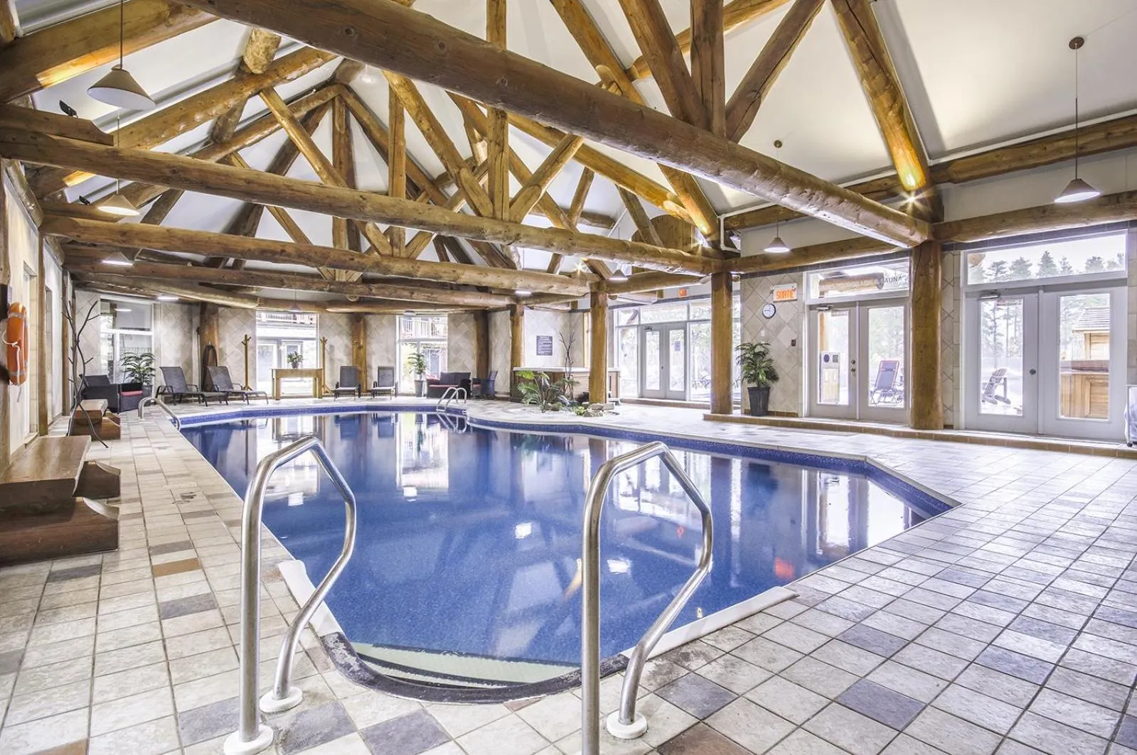 Swimming pool in Auberge du Lac Taureau et Condos