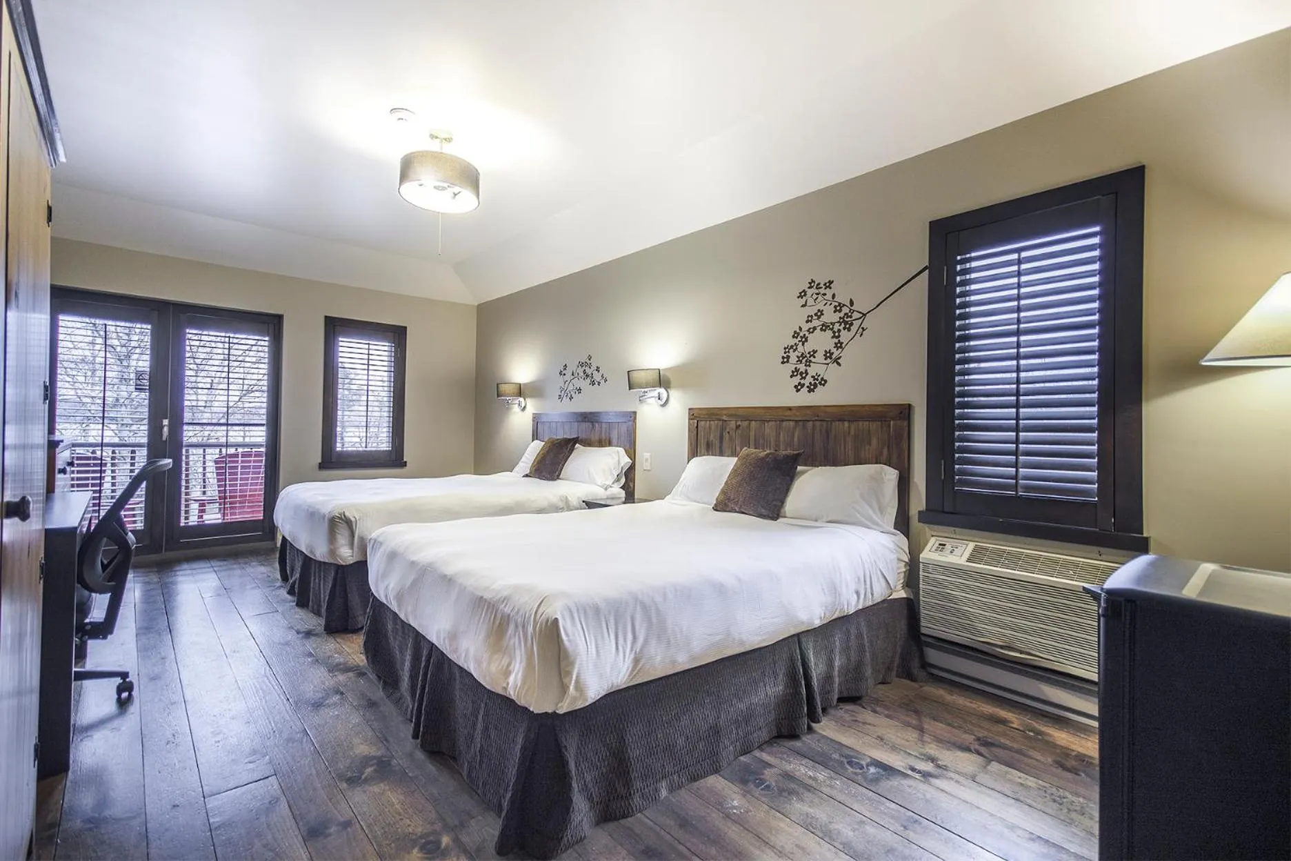 Bed in Auberge du Lac Taureau et Condos