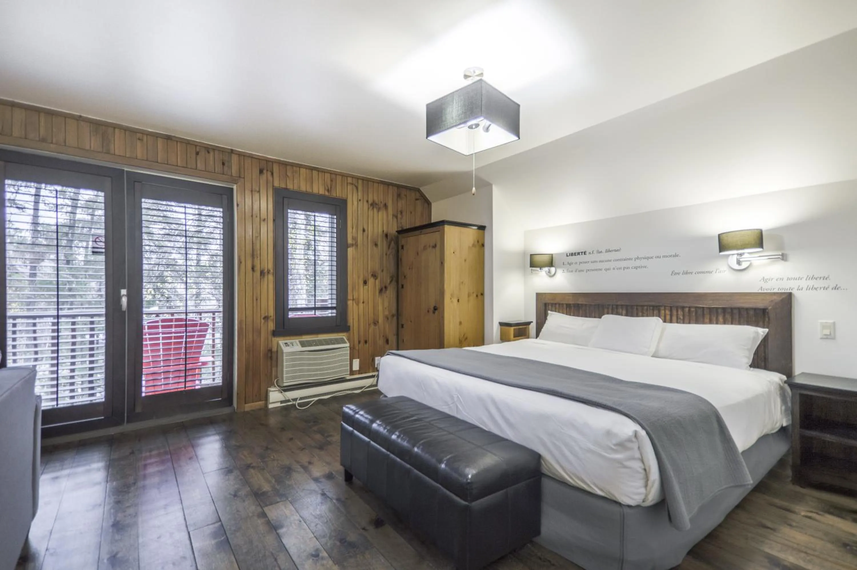 Bed in Auberge du Lac Taureau et Condos