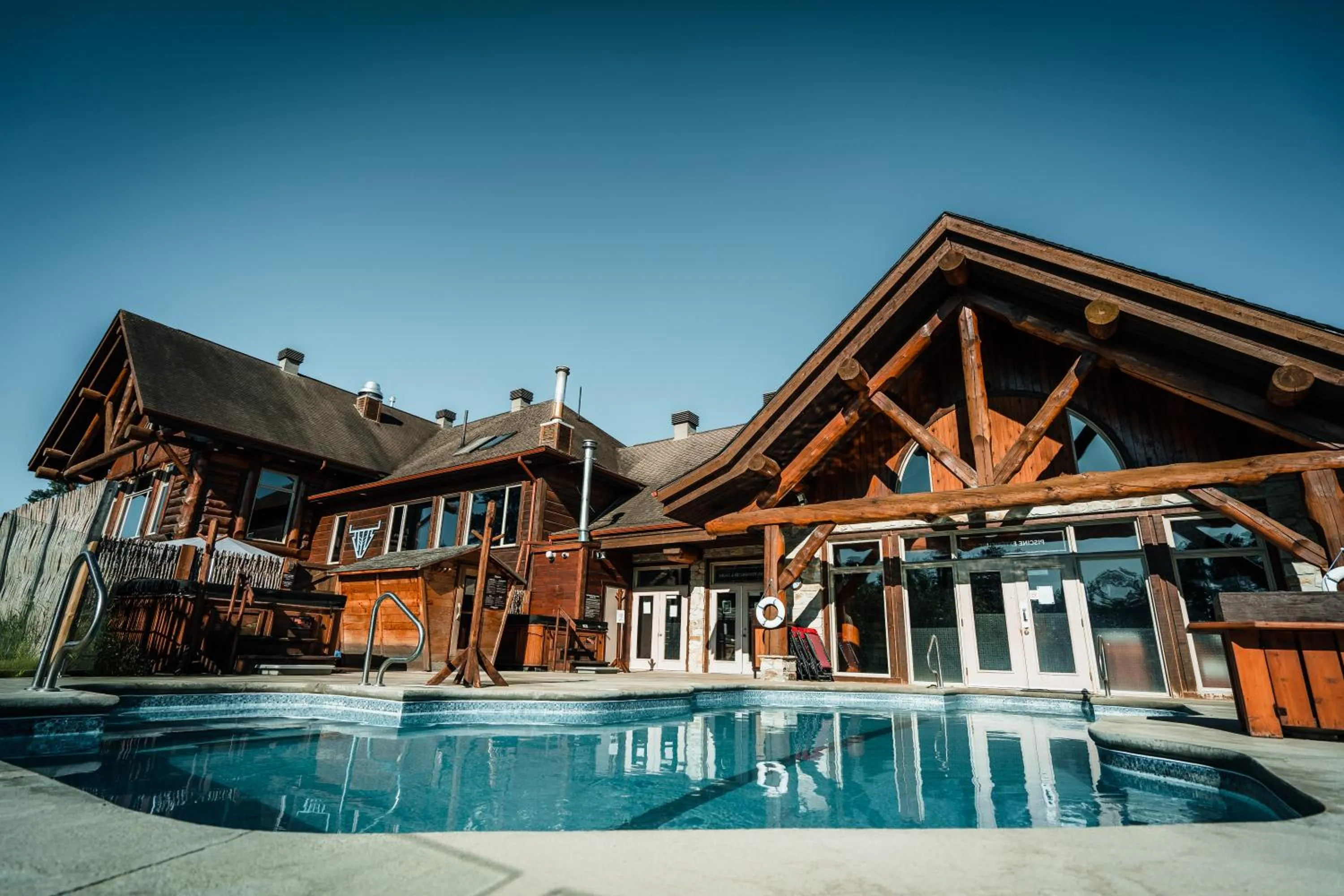 Swimming pool in Auberge du Lac Taureau et Condos