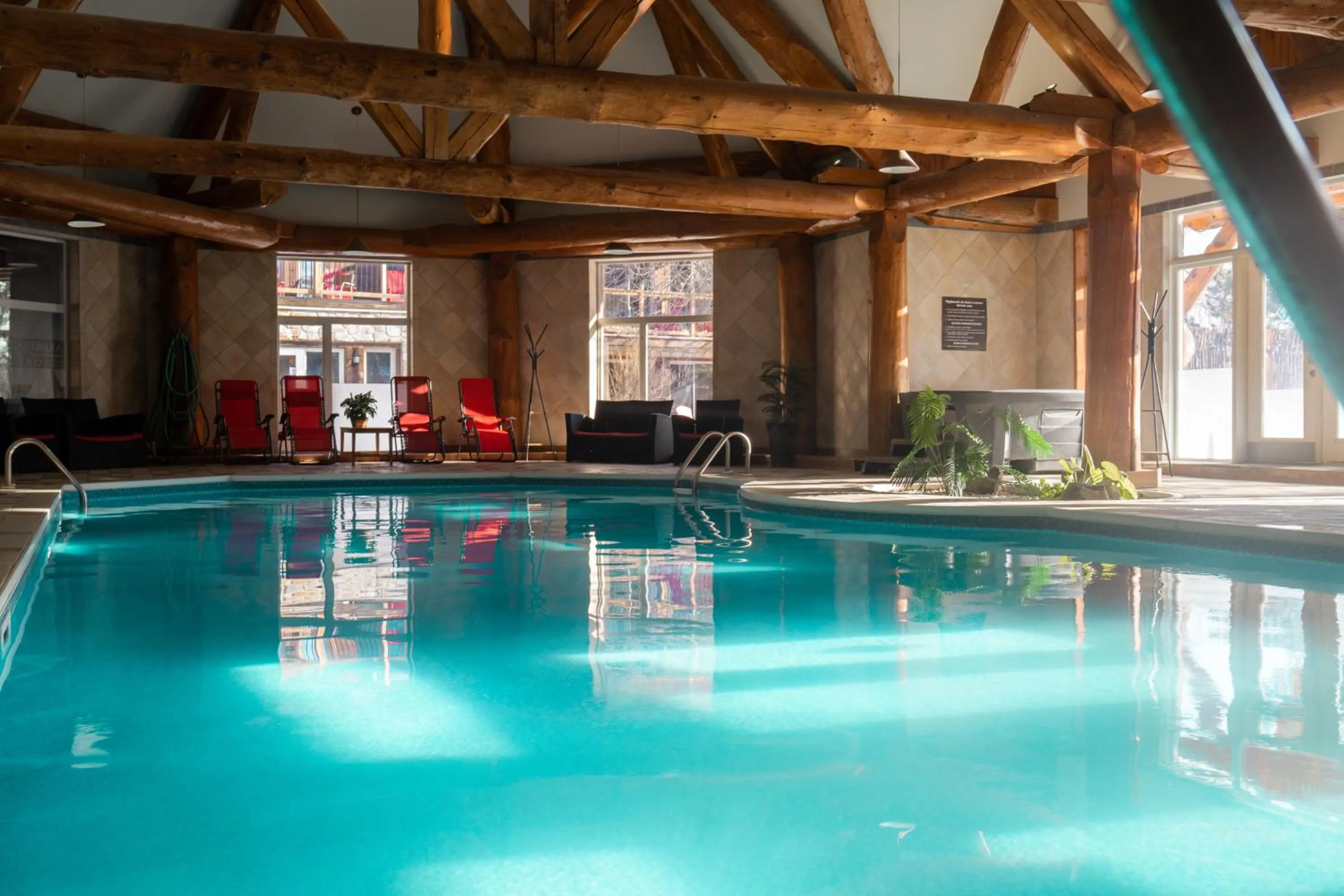 Swimming pool in Auberge du Lac Taureau et Condos