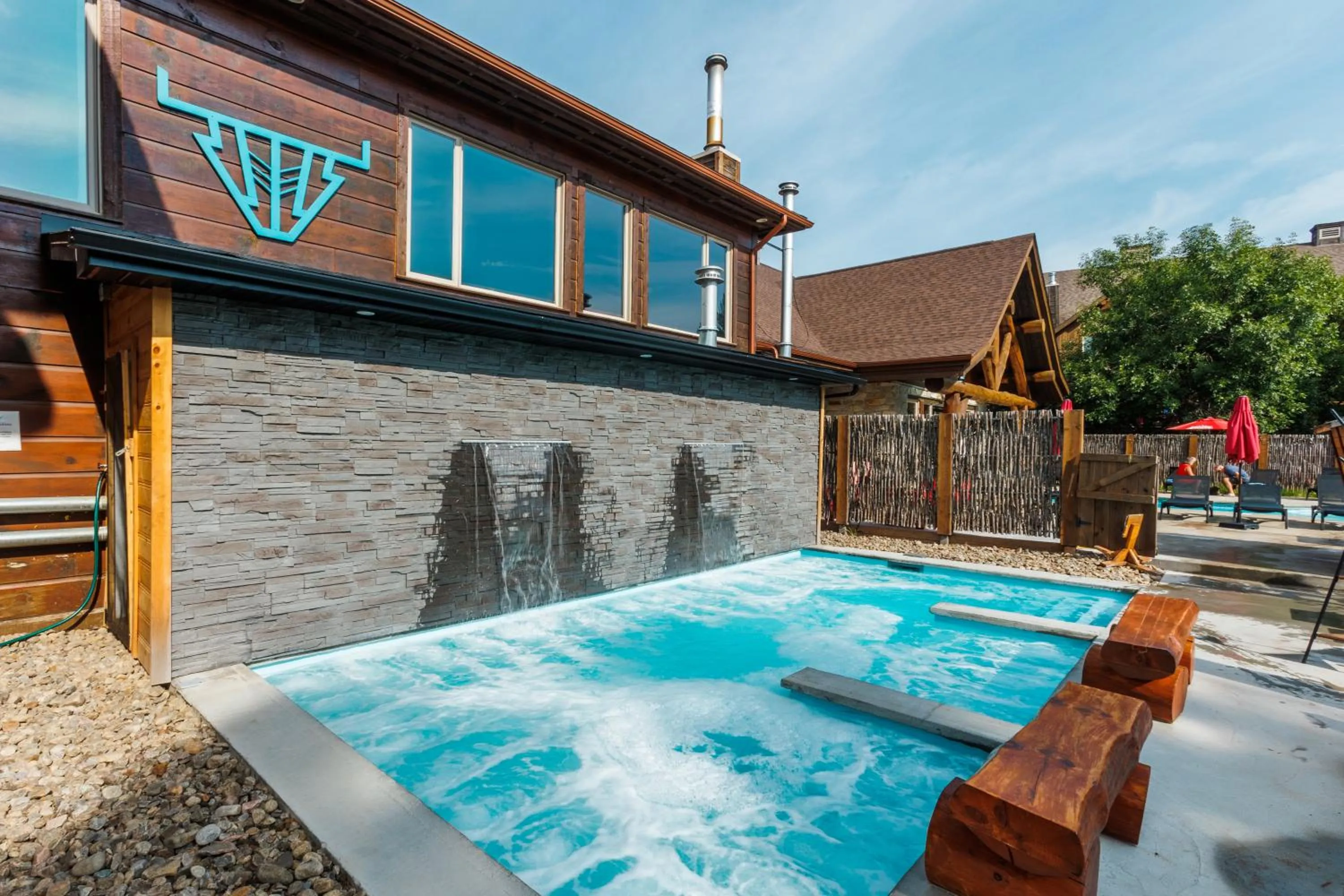 Swimming pool in Auberge du Lac Taureau et Condos