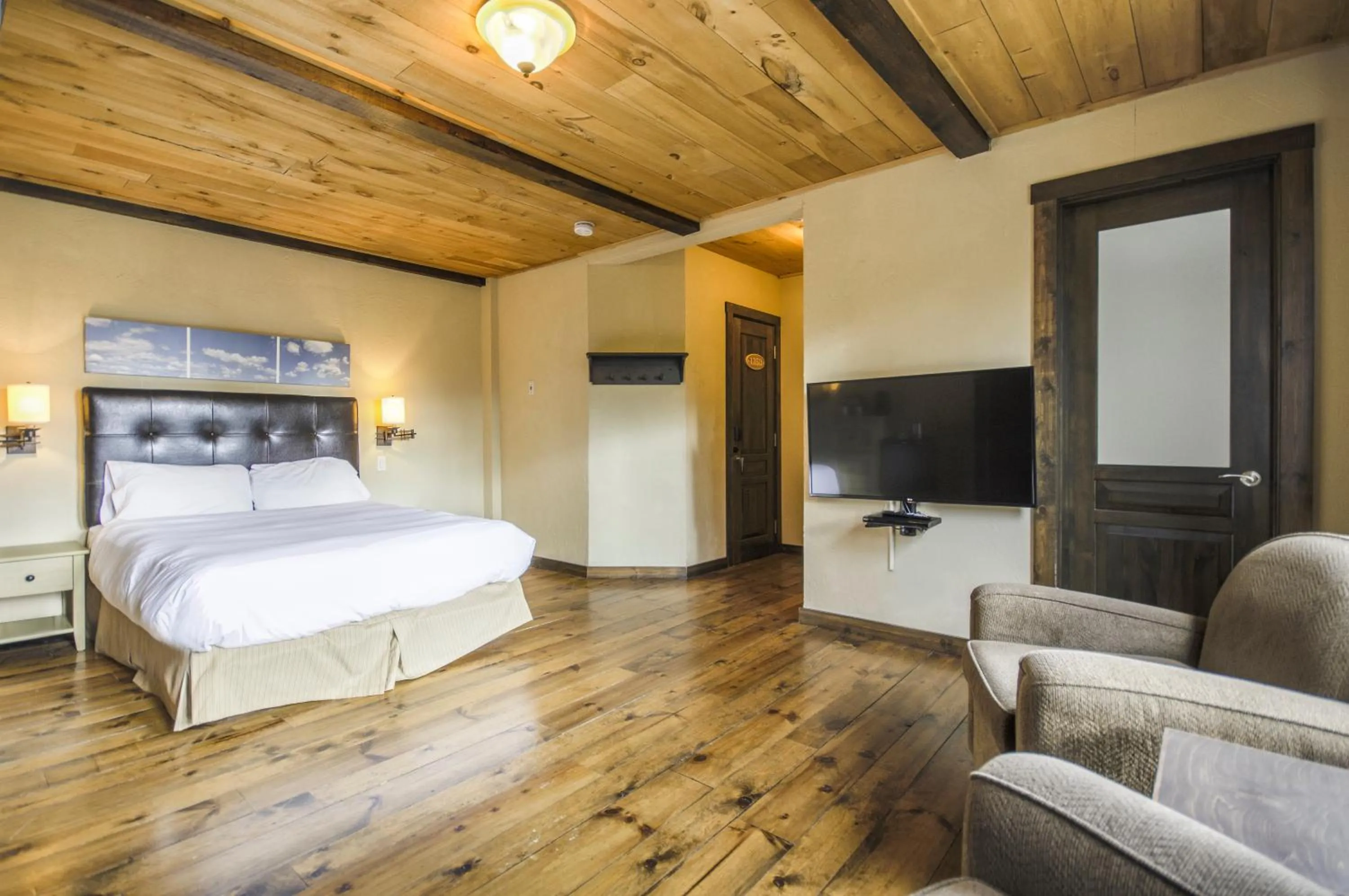 Bed in Auberge du Lac Taureau et Condos