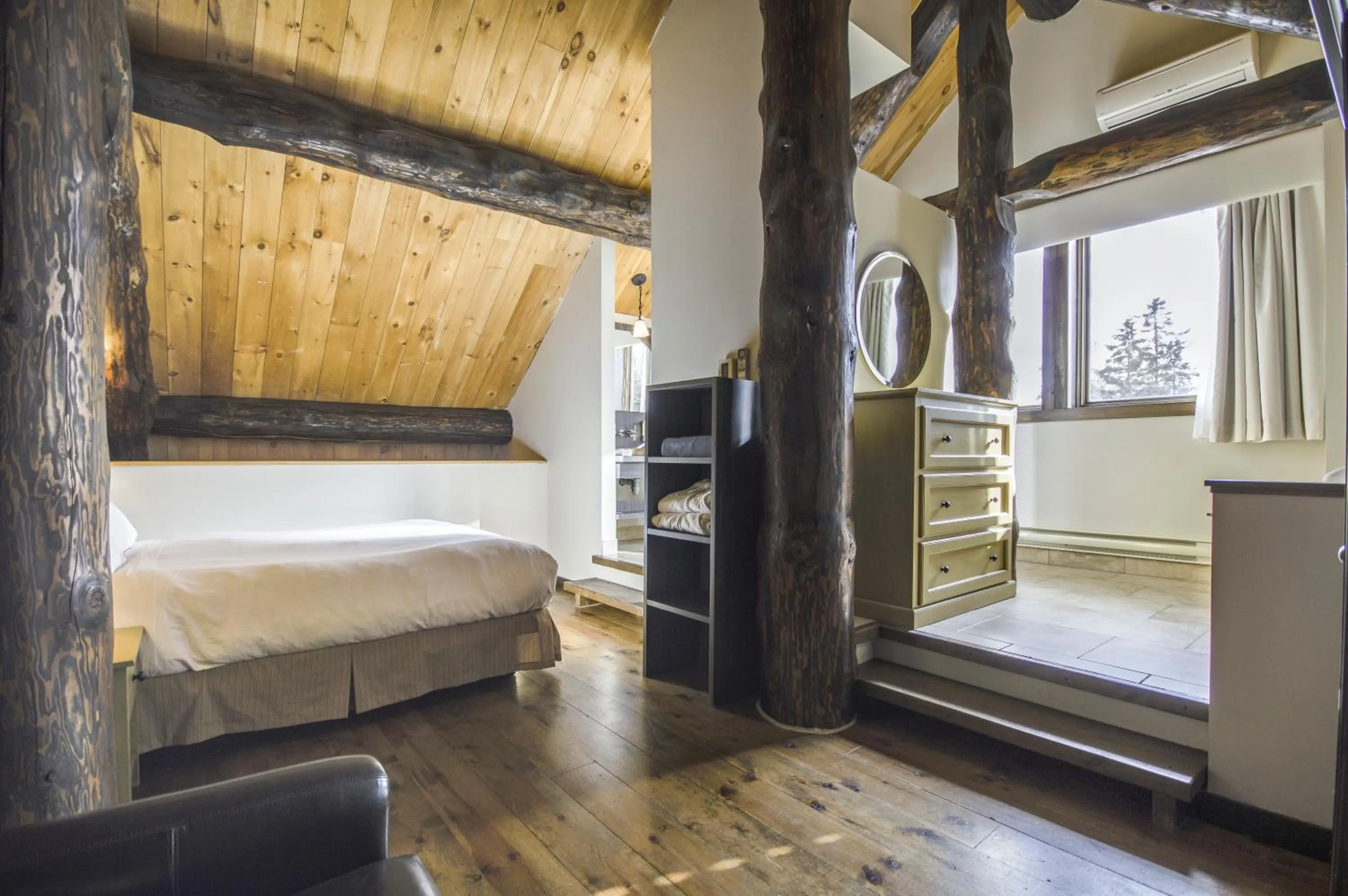 Bed in Auberge du Lac Taureau et Condos