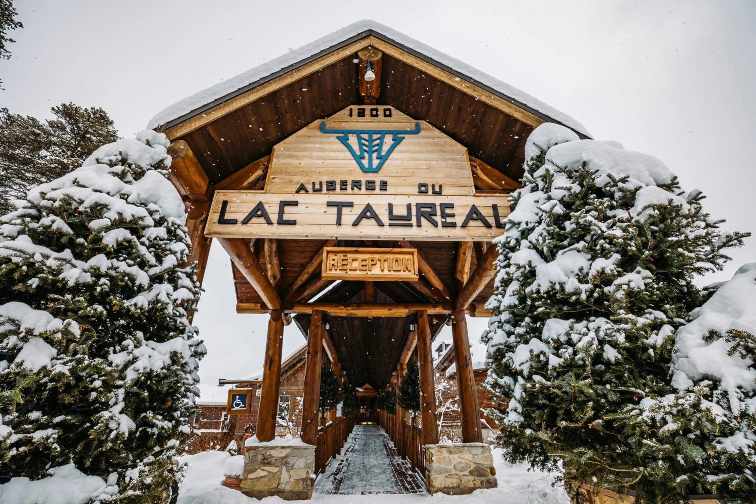Property building in Auberge du Lac Taureau et Condos
