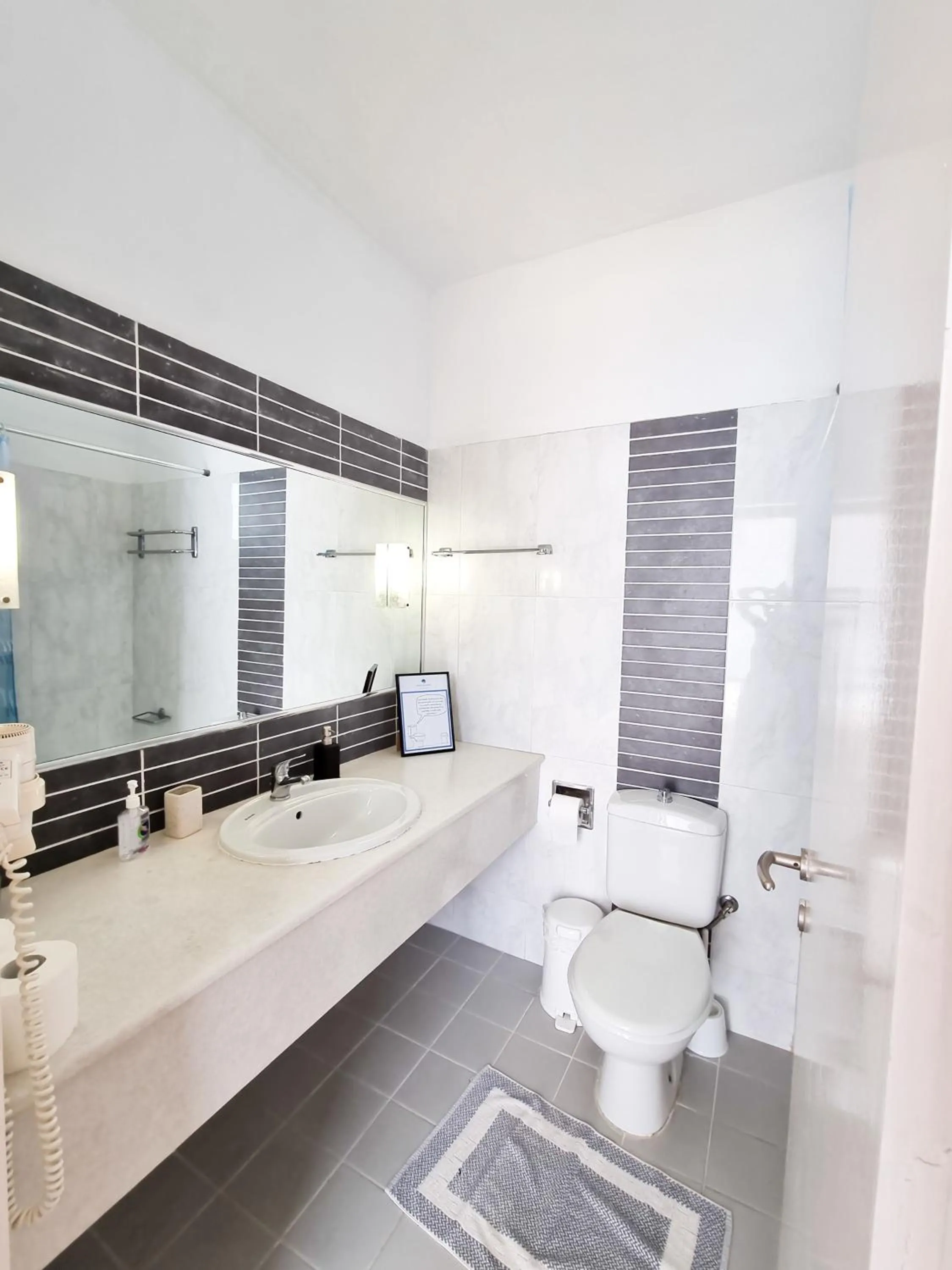 Shower in Penélope Hotel