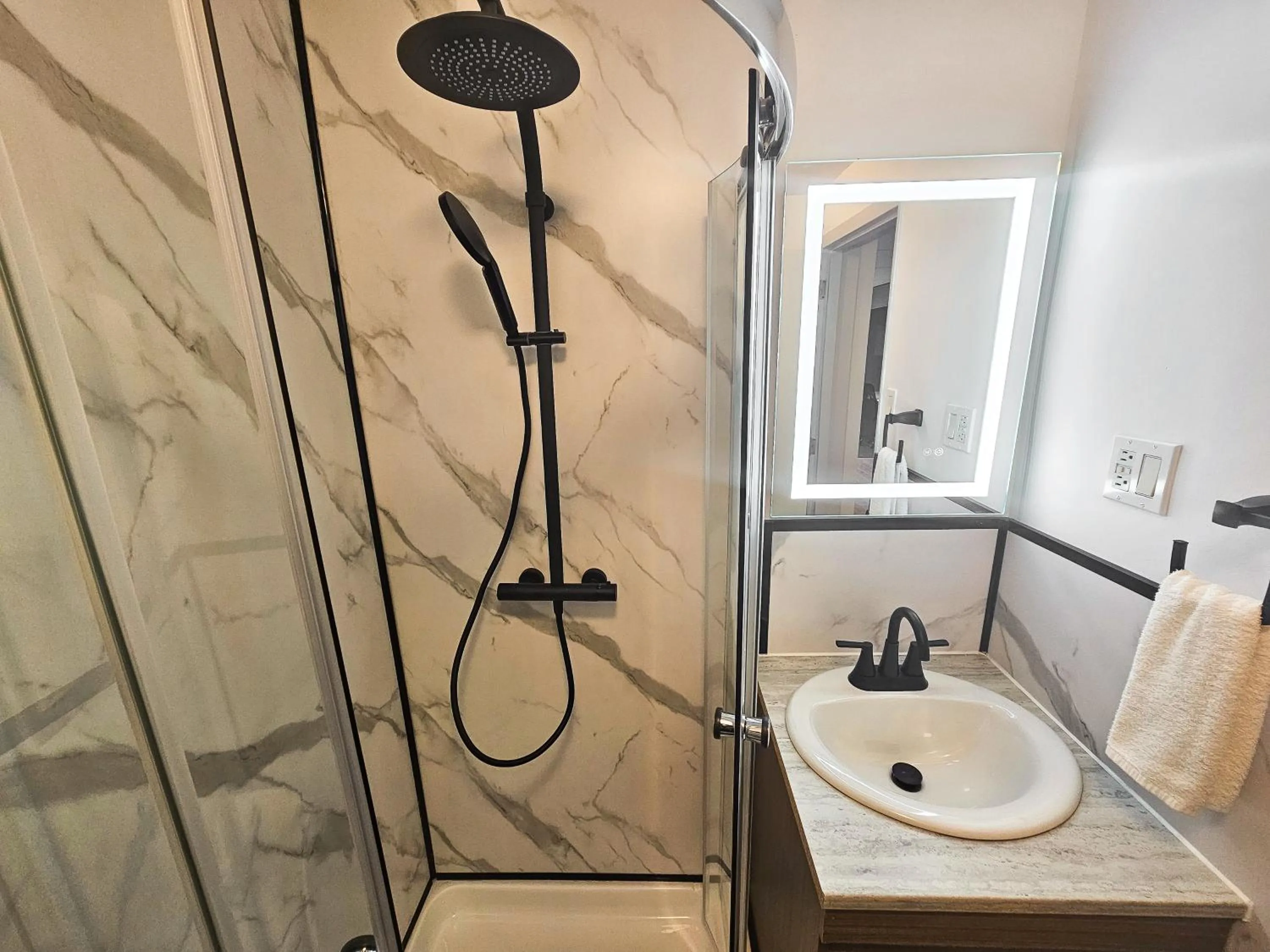 Shower in Hotel Le Voyageur