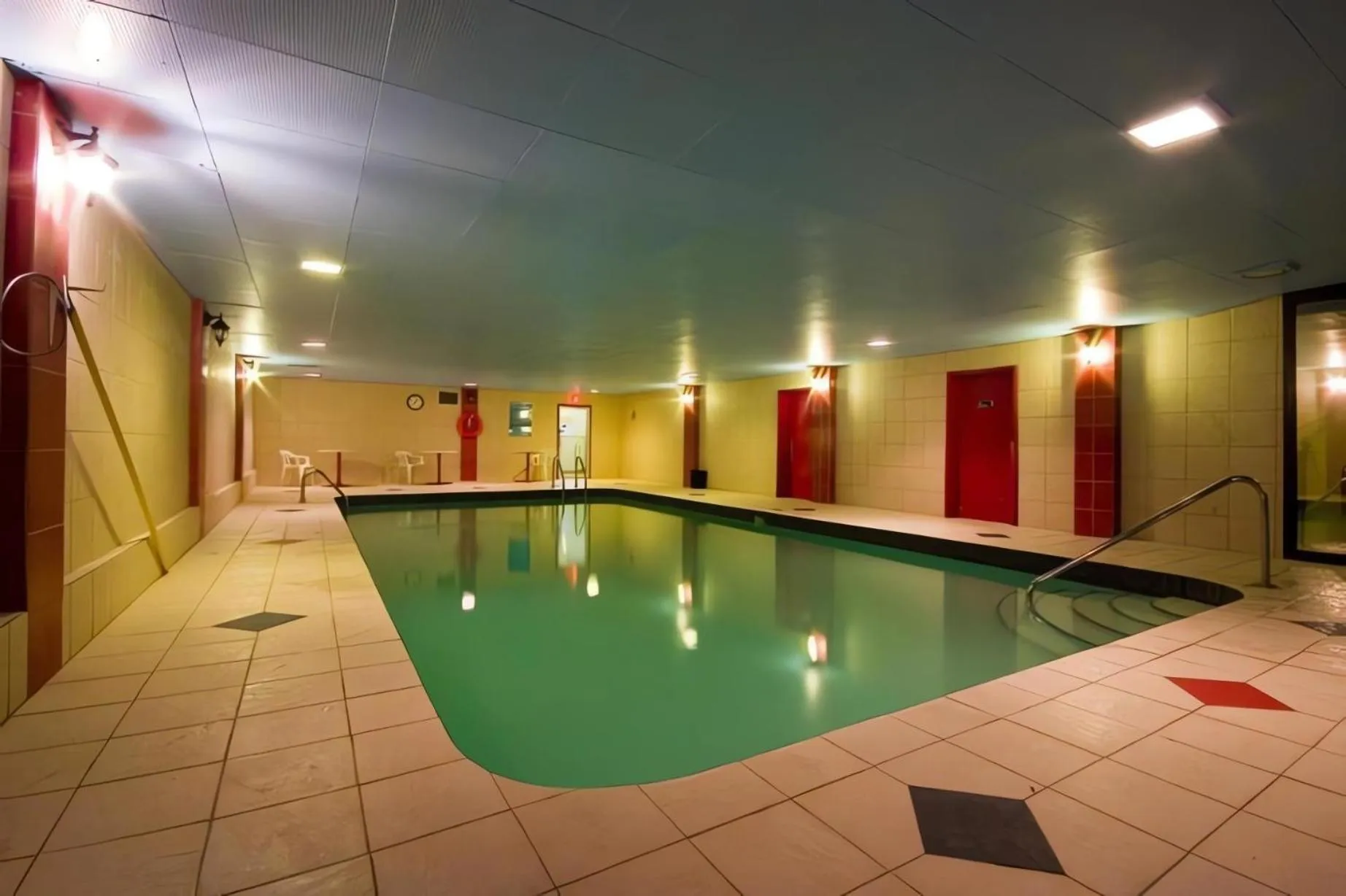 Swimming pool in Hotel Le Voyageur