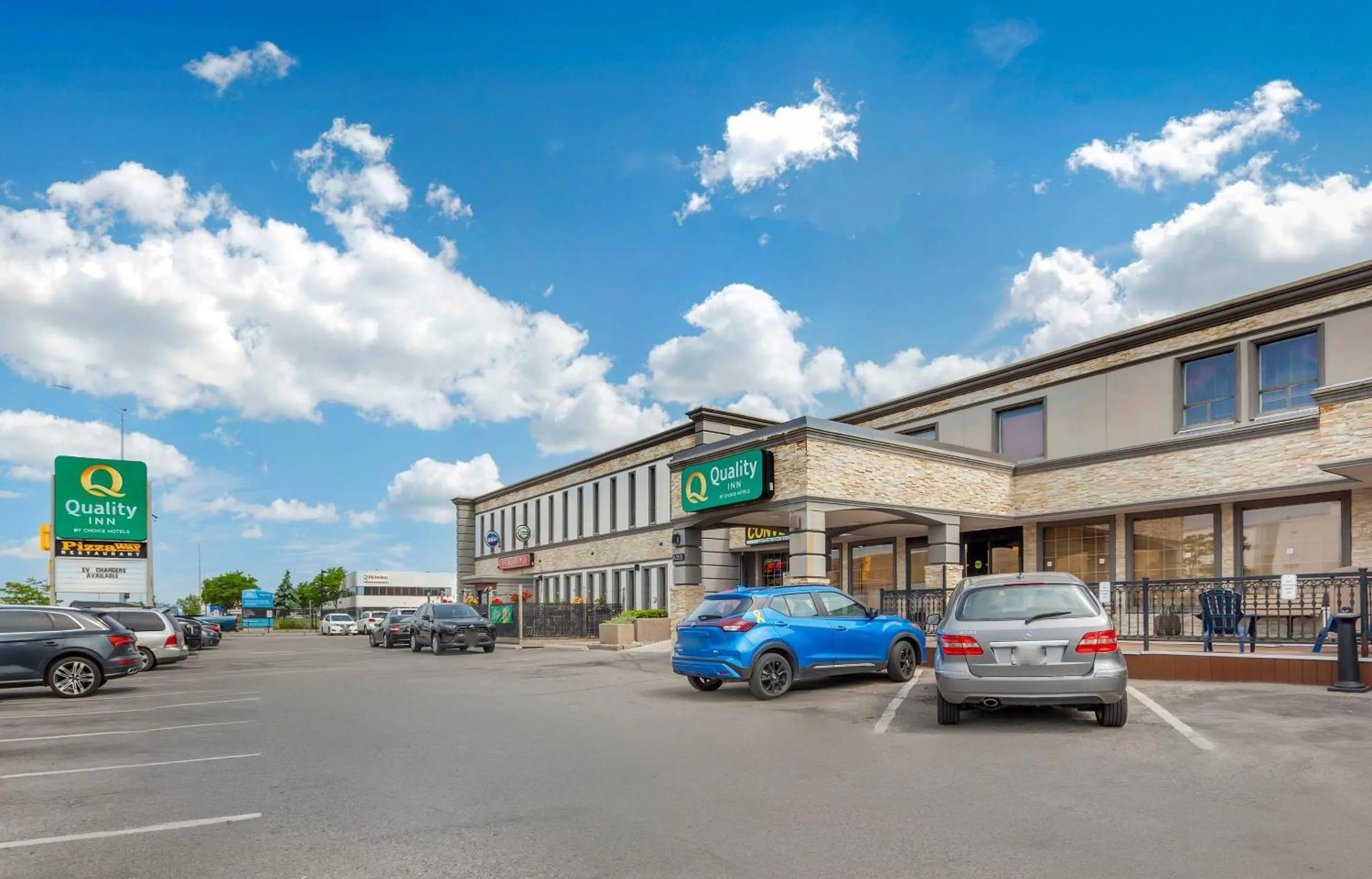 Property building in Quality Inn Toronto Airport
