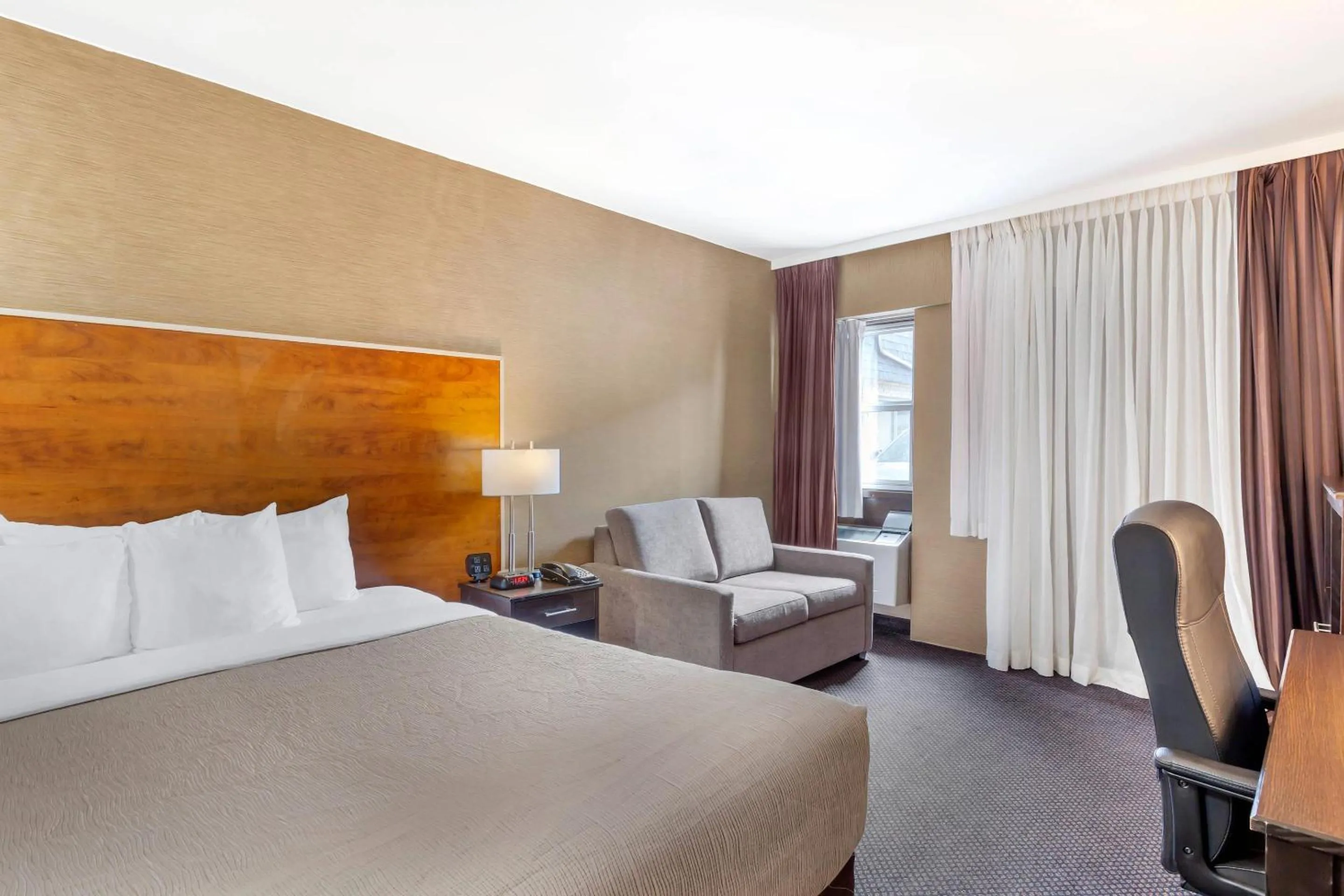 Bedroom, Bed in Quality Inn Toronto Airport