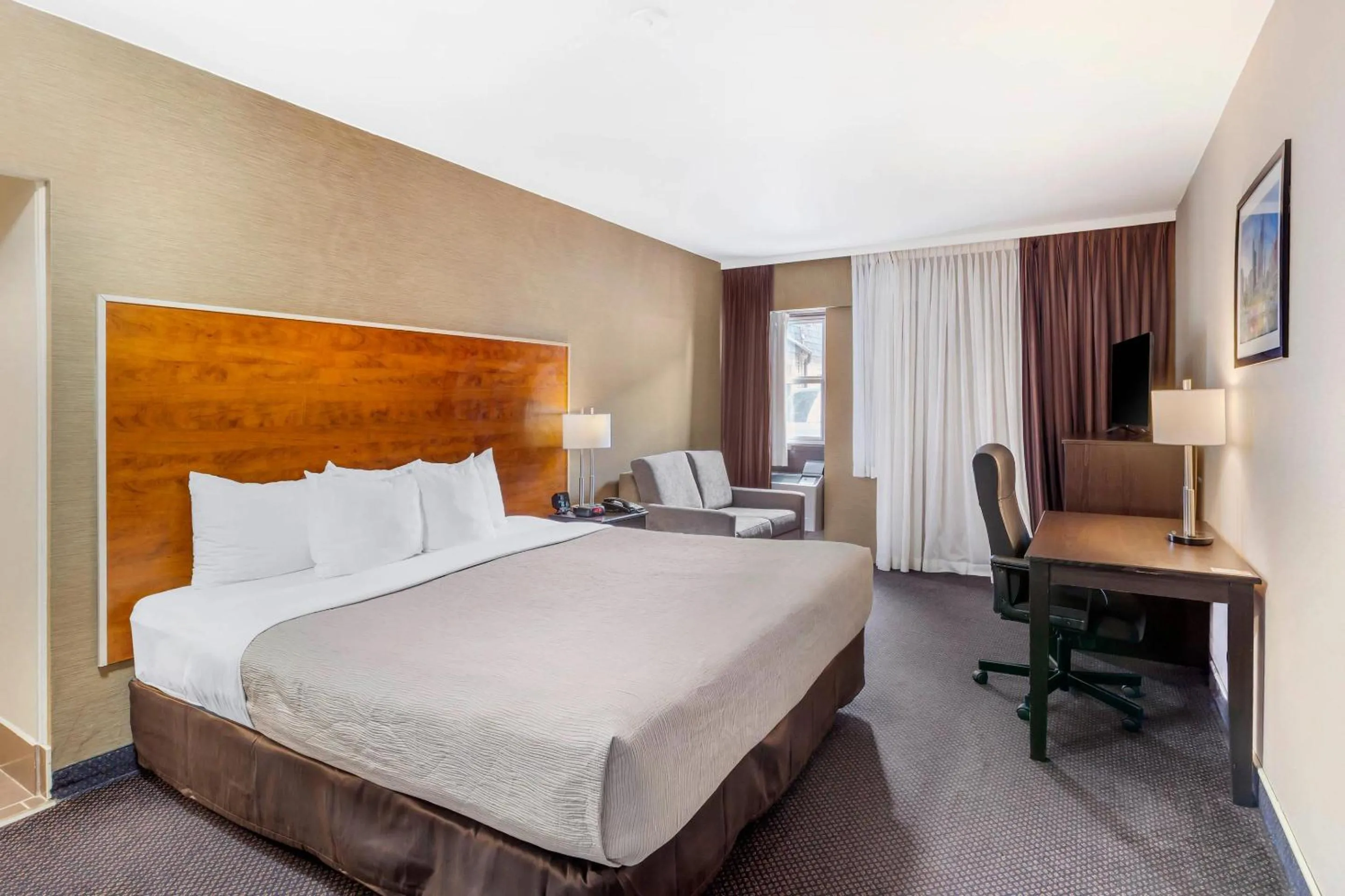 Bedroom, Bed in Quality Inn Toronto Airport