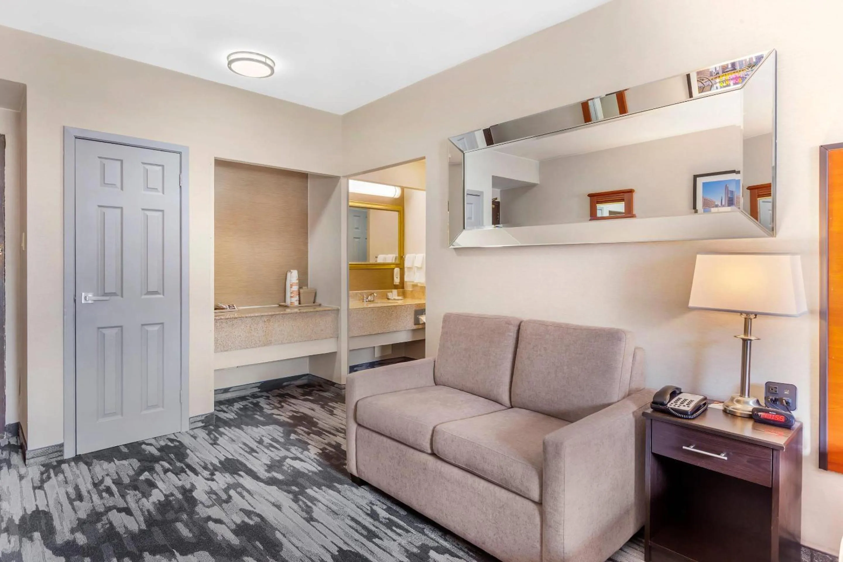 Bedroom, Bed in Quality Inn Toronto Airport