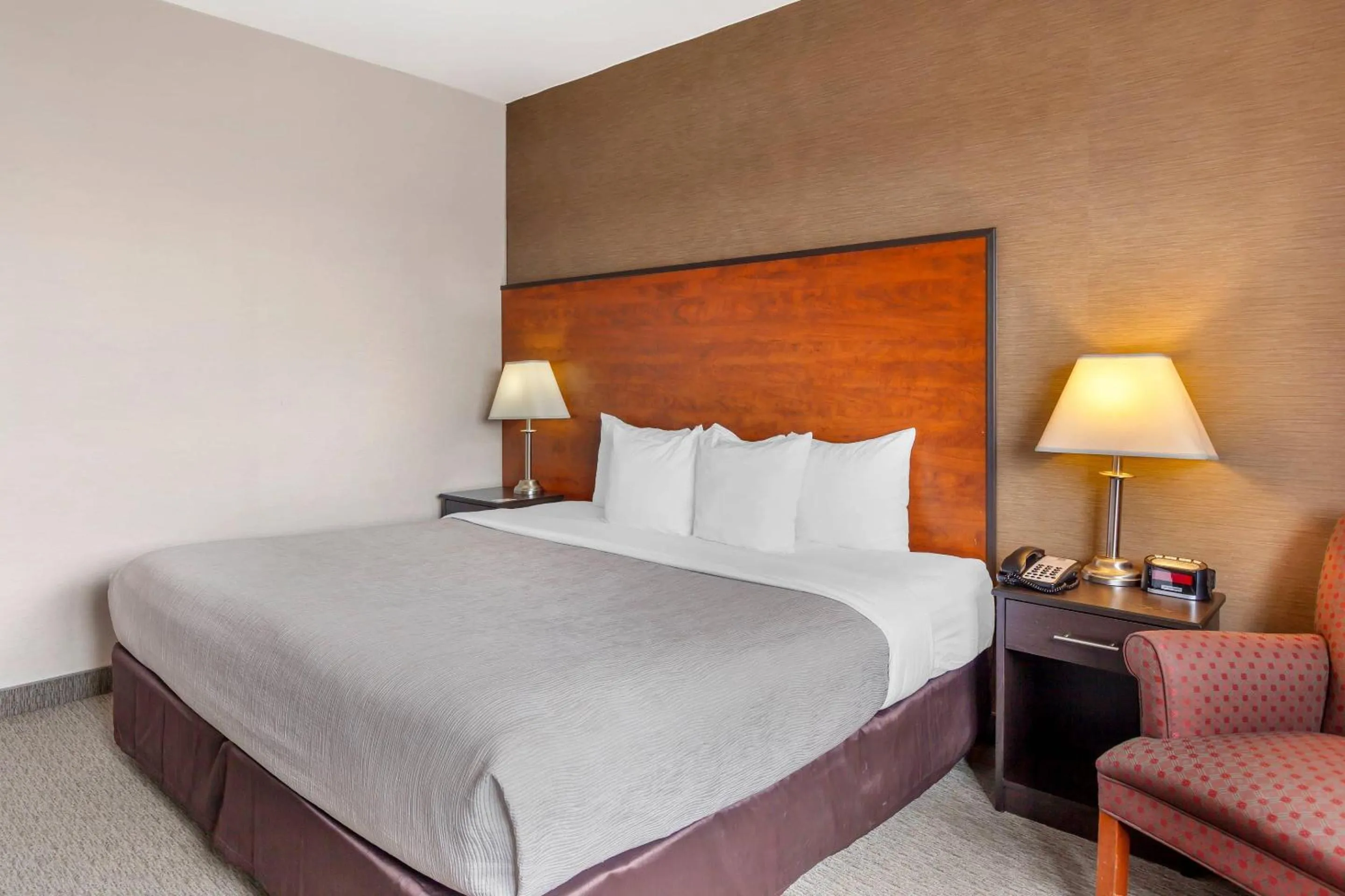 Bedroom, Bed in Quality Inn Toronto Airport