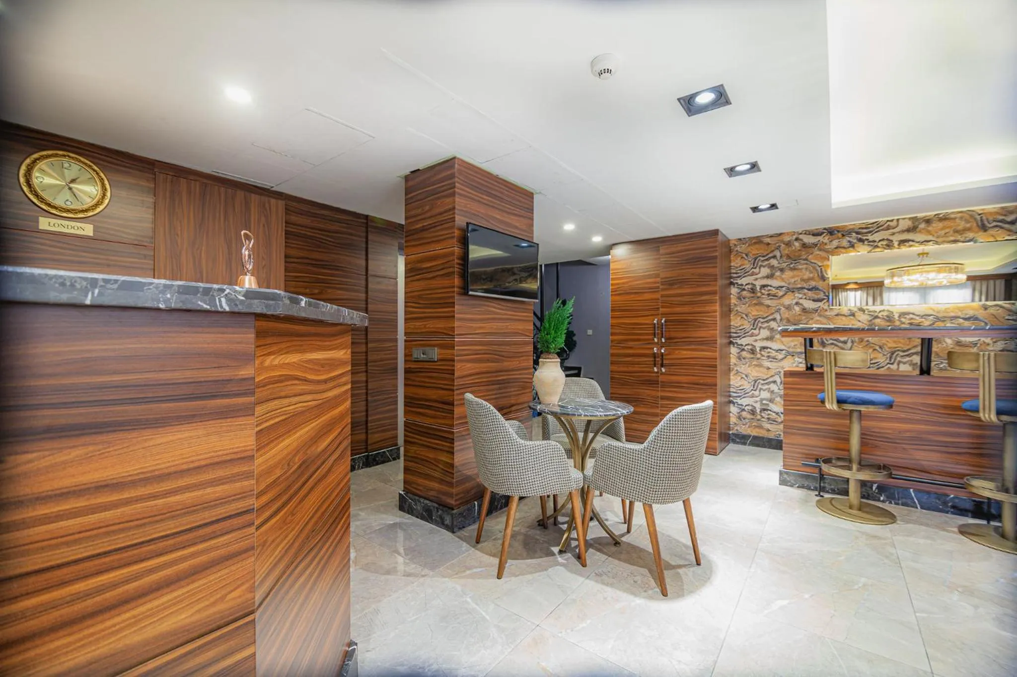 Communal lounge/ TV room in La Palace Exclusive Design