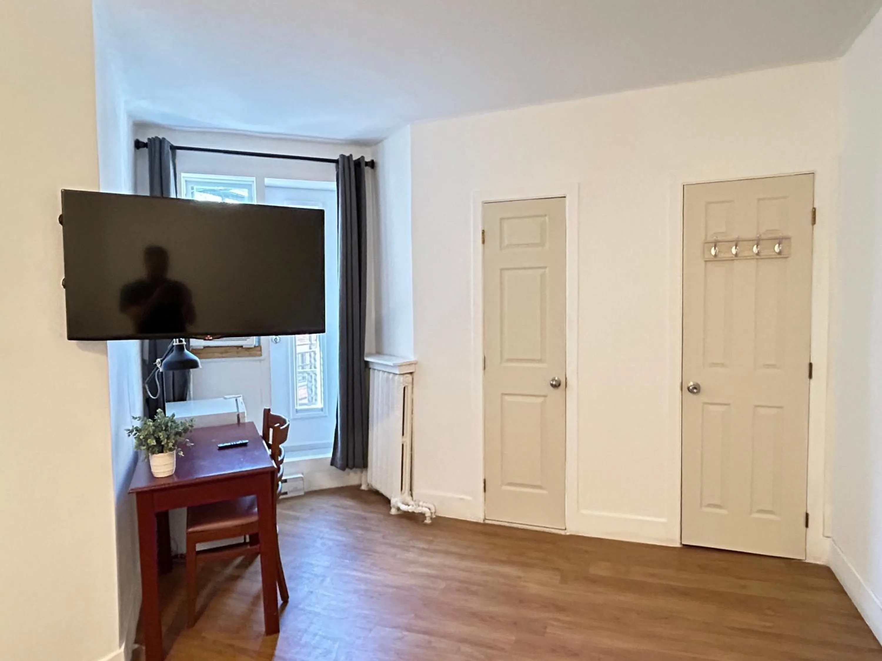 Communal lounge/ TV room in Hotel La Residence du Voyageur