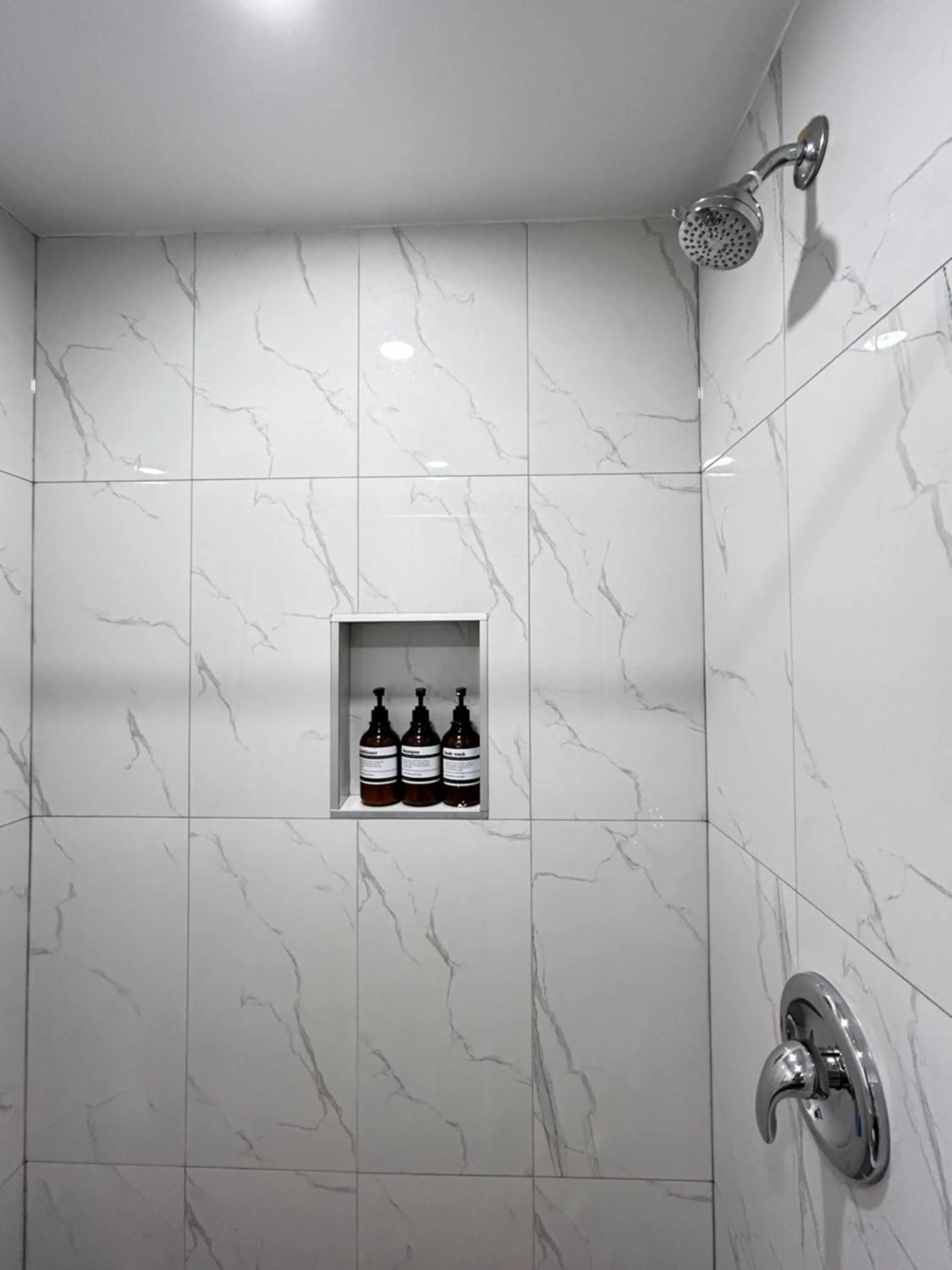 Shower in Hotel La Residence du Voyageur