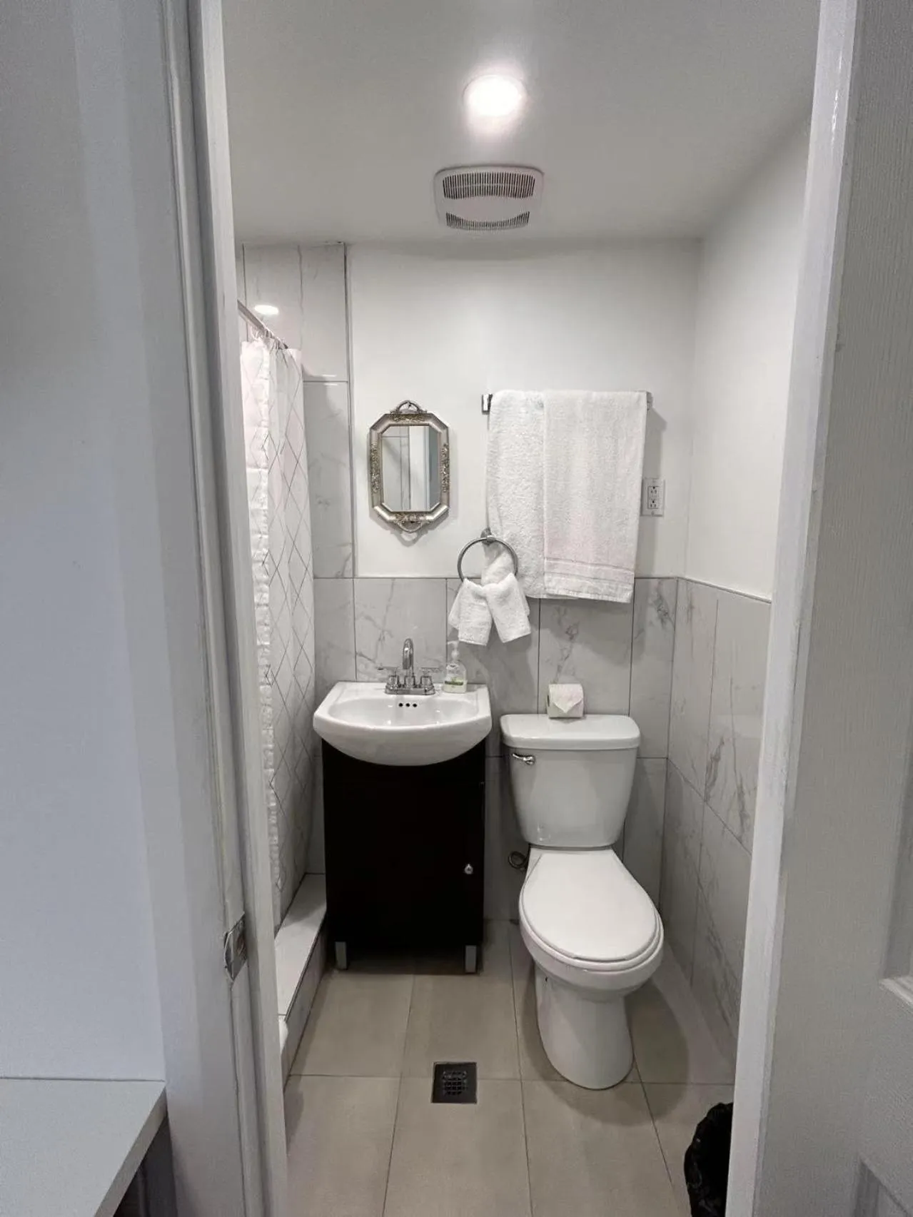 Toilet in Hotel La Residence du Voyageur