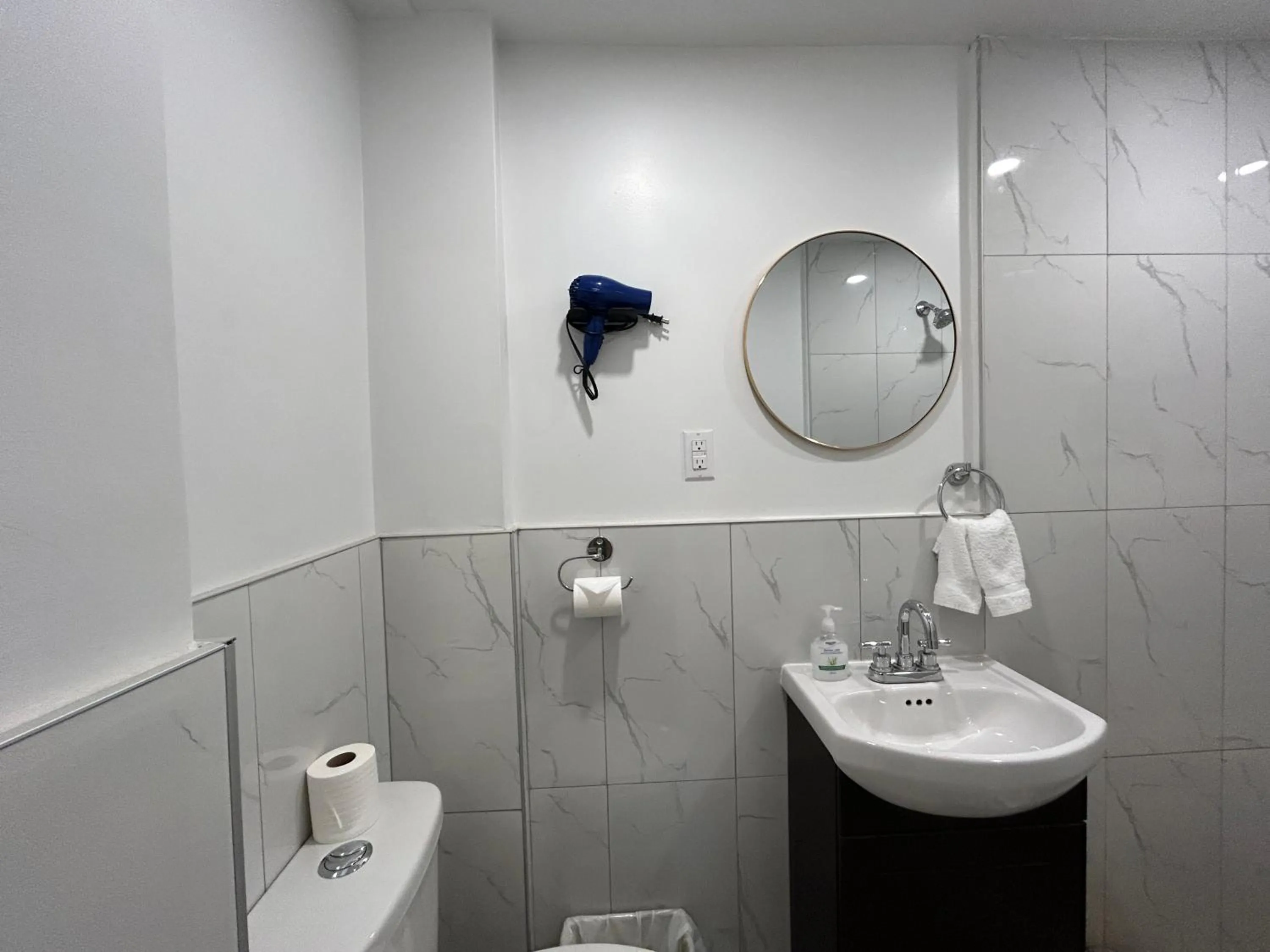 Toilet in Hotel La Residence du Voyageur