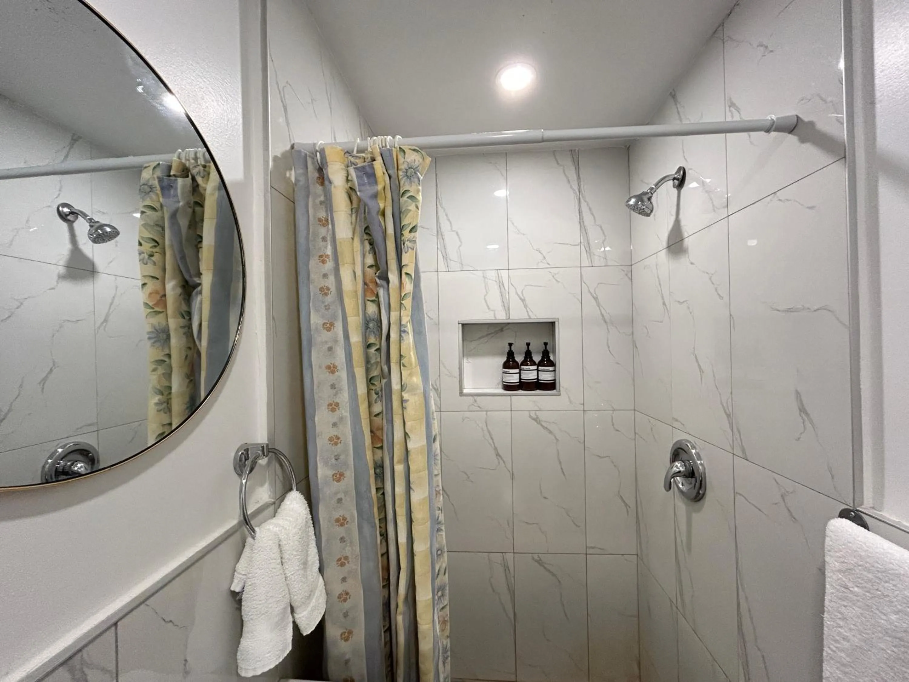 Shower in Hotel La Residence du Voyageur