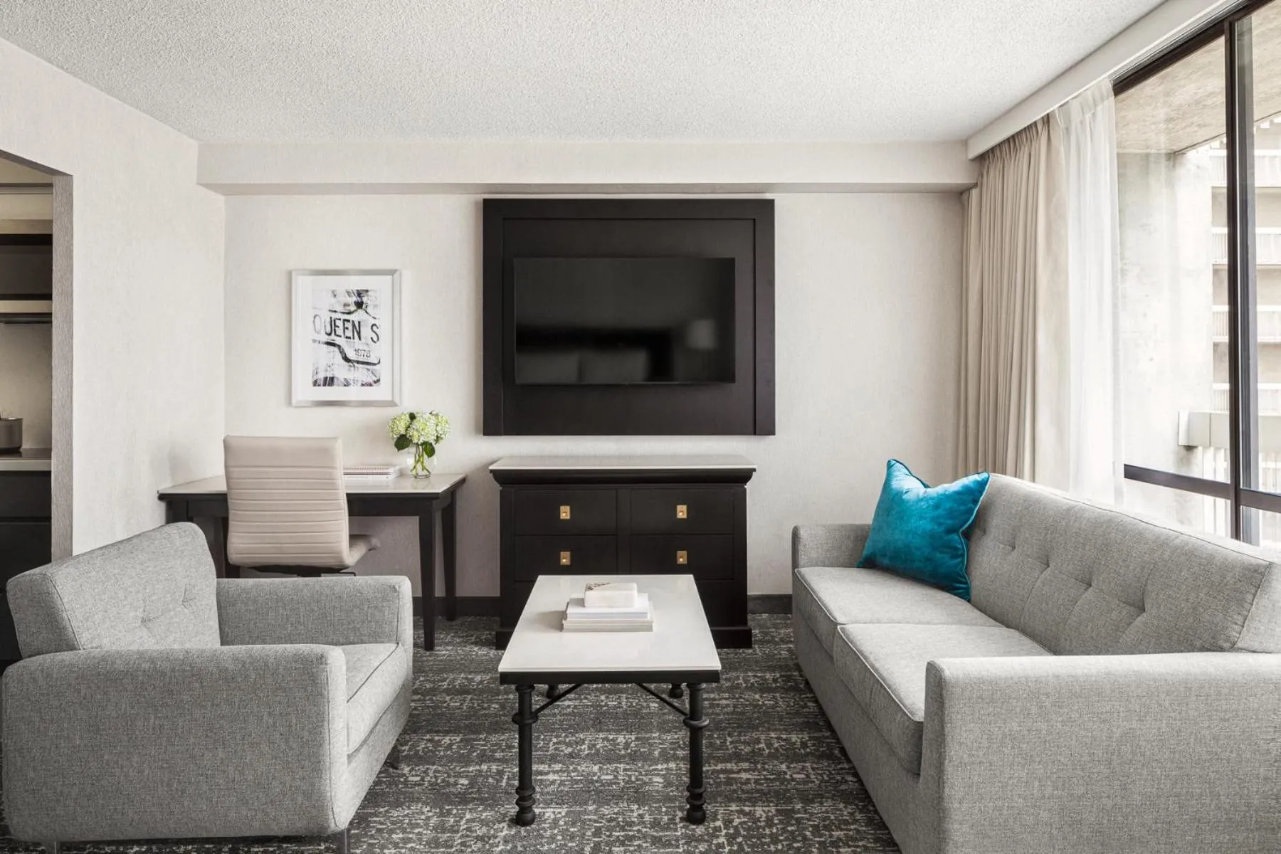 Seating area in Chelsea Hotel Toronto