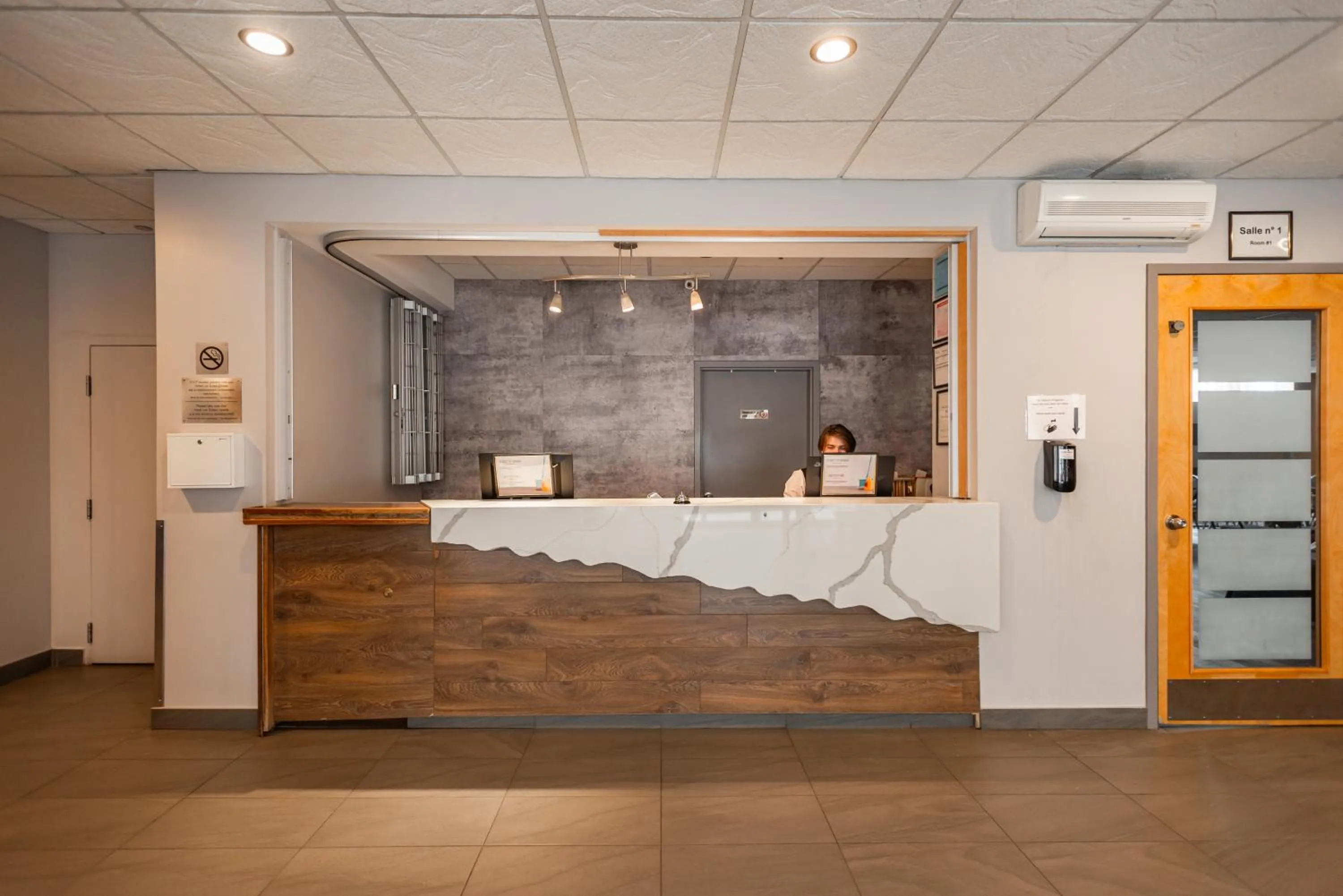 Lobby or reception in Hotel les Suites Labelle