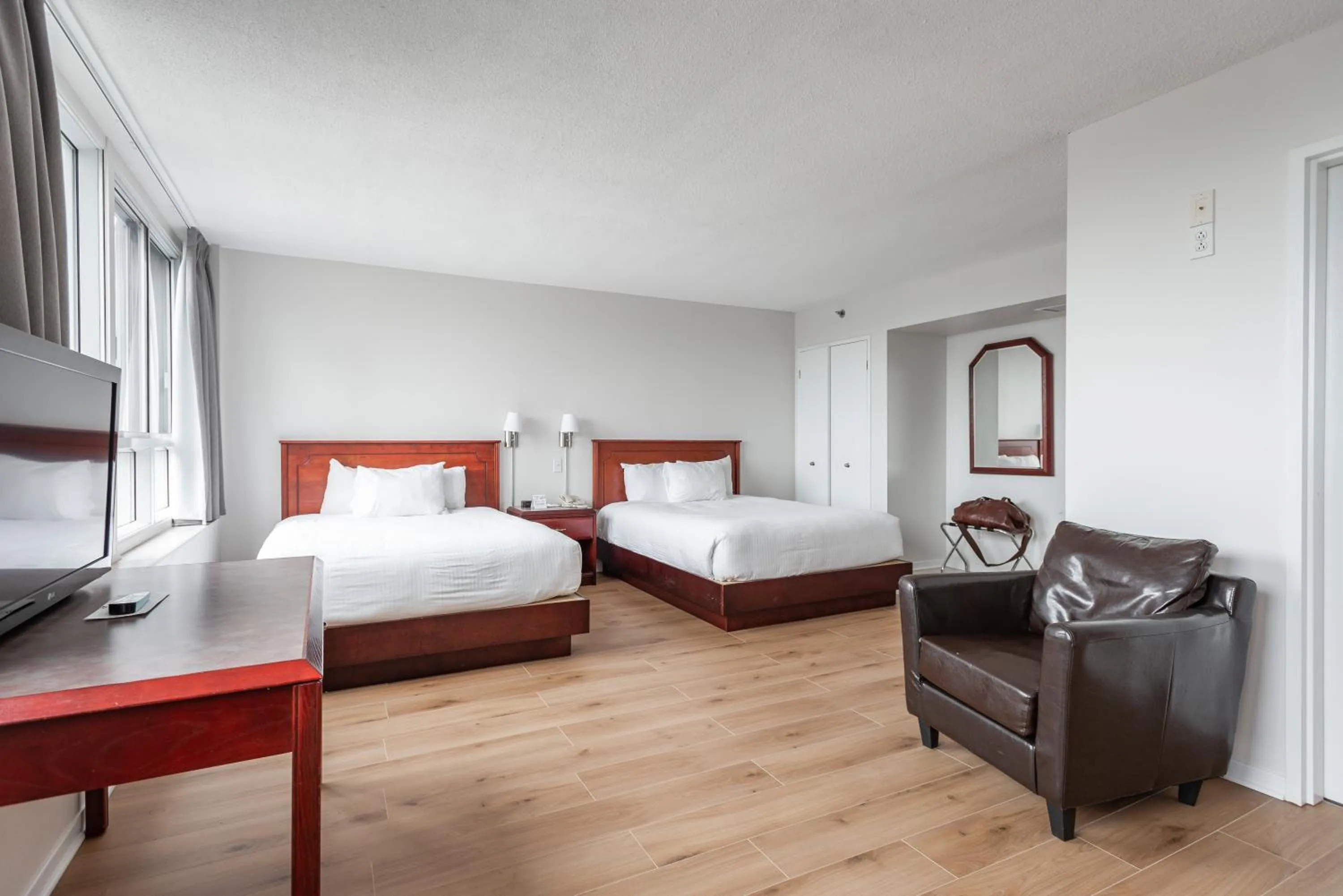 Photo of the whole room, Bed in Hotel les Suites Labelle