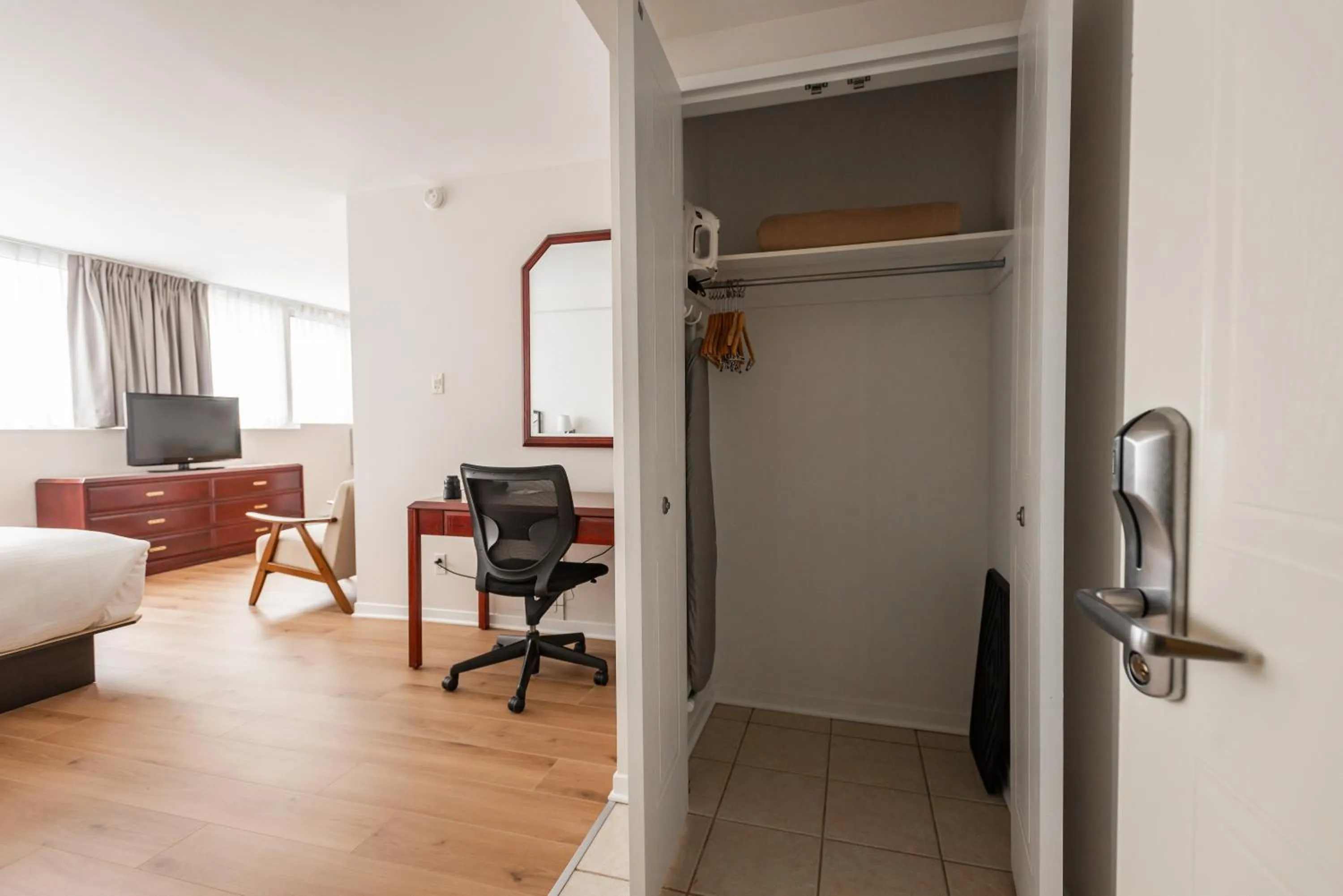 Seating area, Bed in Hotel les Suites Labelle