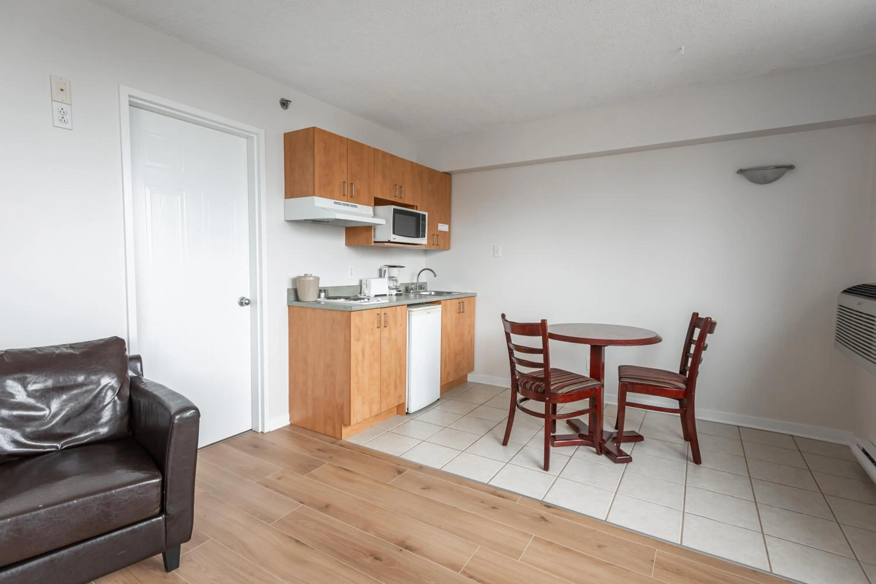Kitchen or kitchenette in Hotel les Suites Labelle