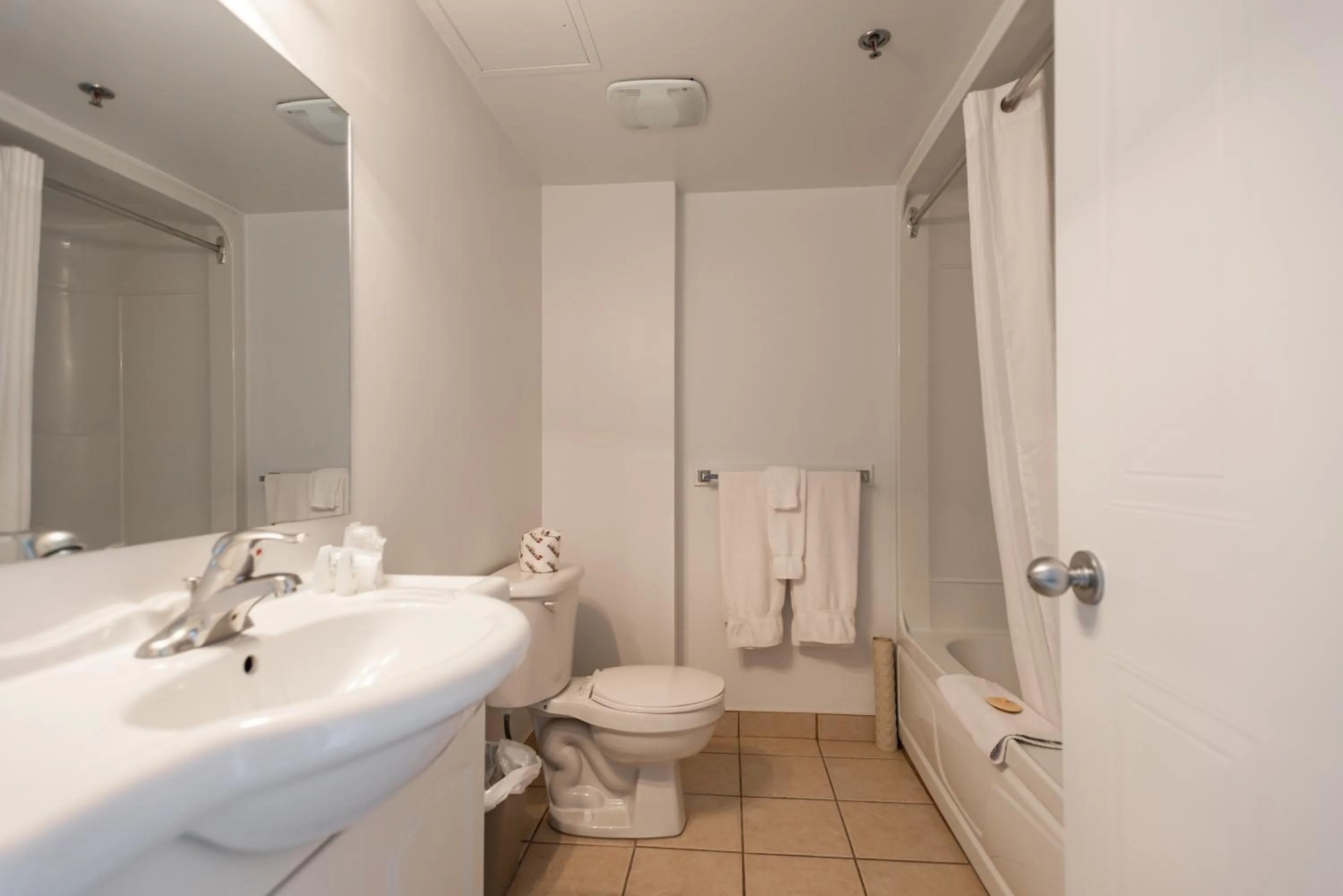 Bathroom in Hotel les Suites Labelle