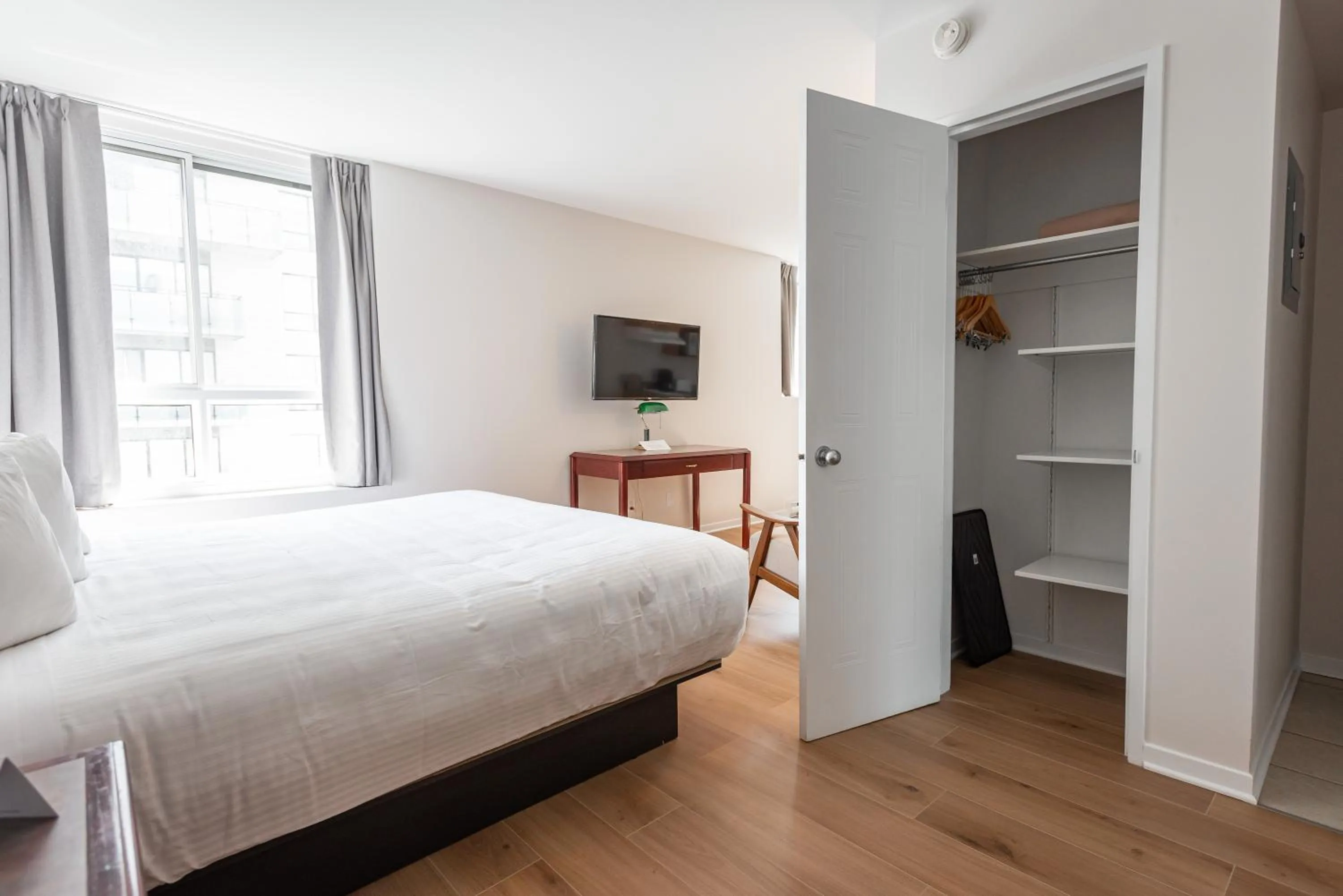 Seating area, Bed in Hotel les Suites Labelle
