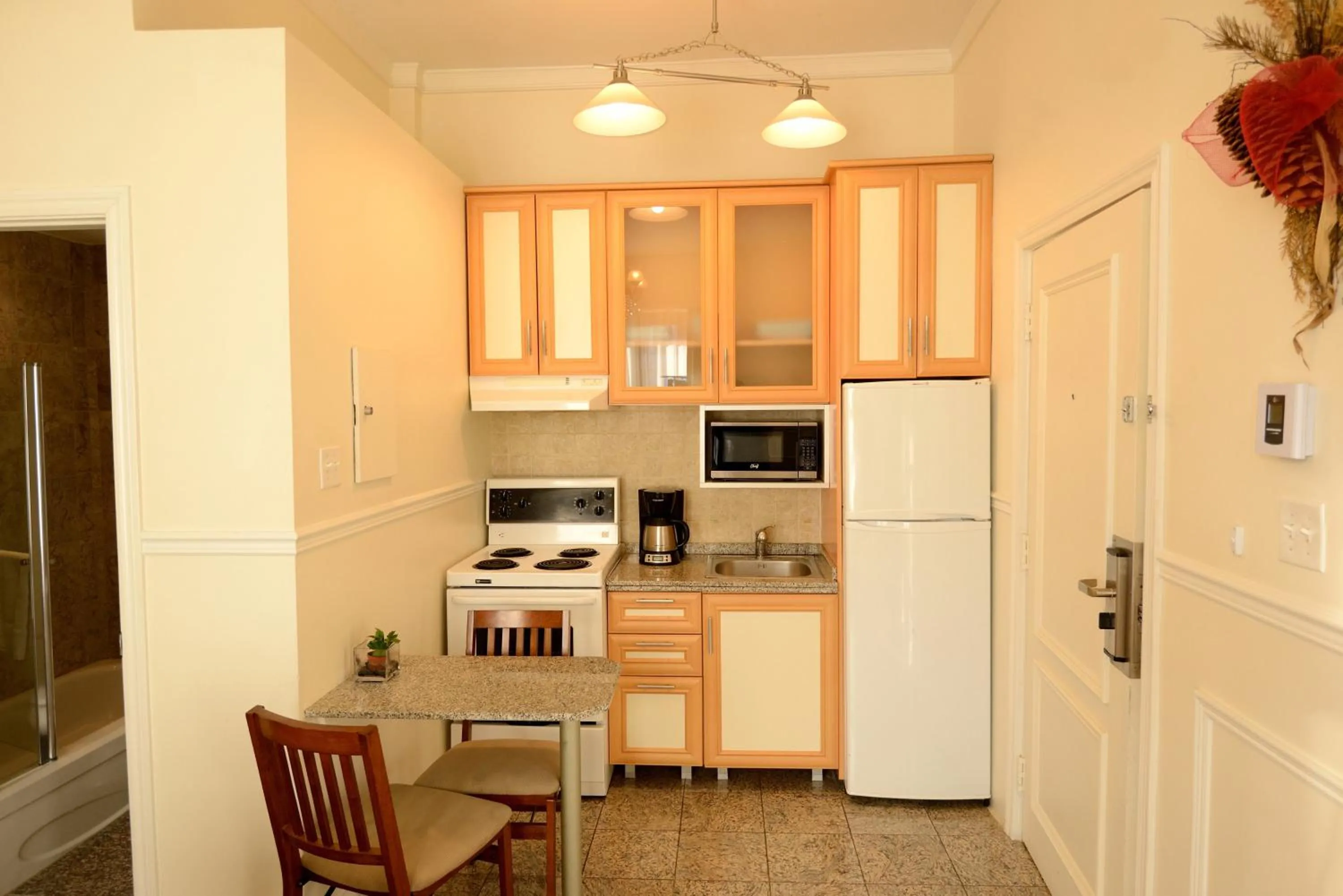 Coffee/tea facilities in Parc Suites Hotel