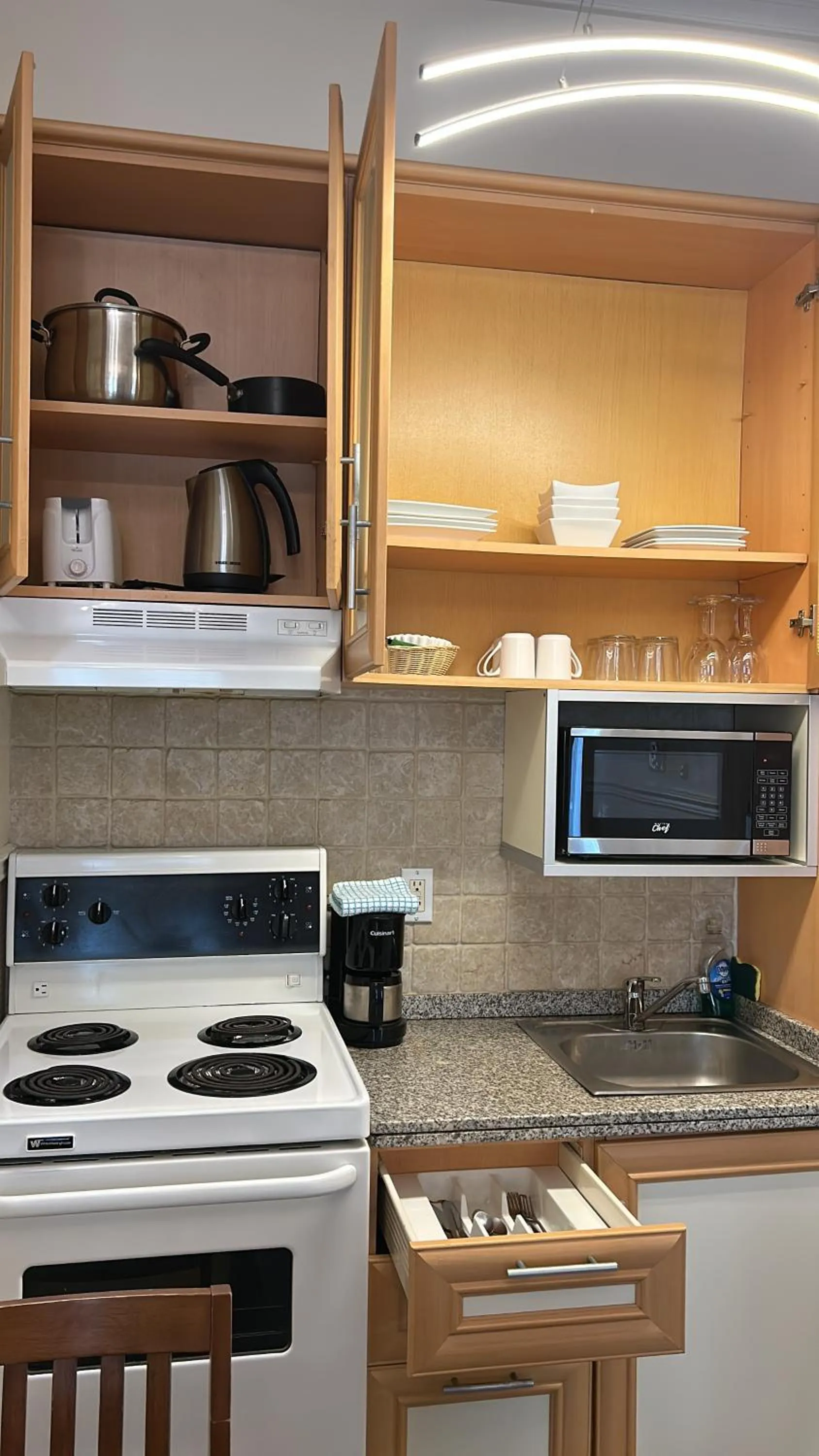 Coffee/tea facilities in Parc Suites Hotel